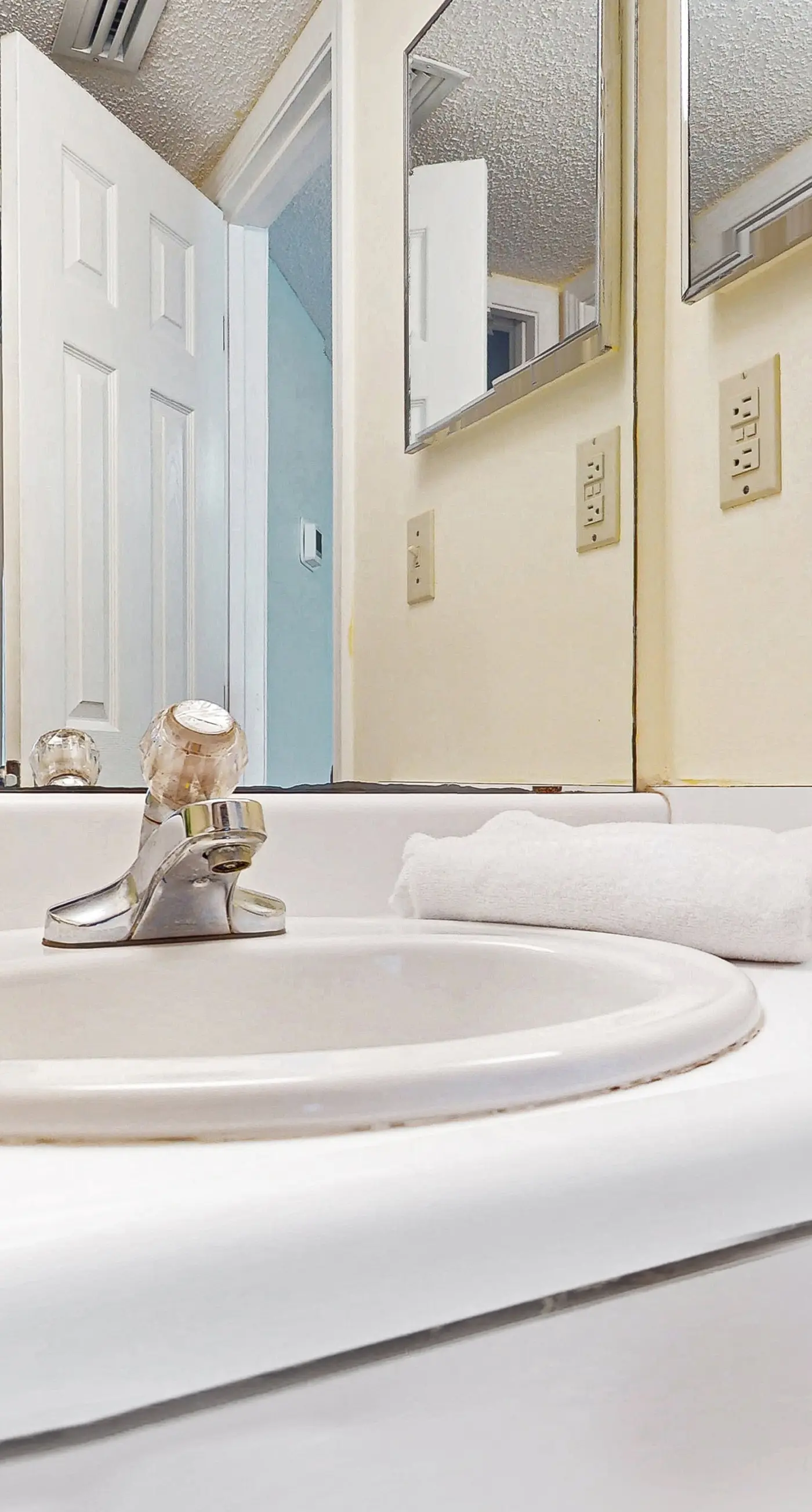 Newly updated beachfront condo with Gulf view, indoor,outdoor pools & hot tub