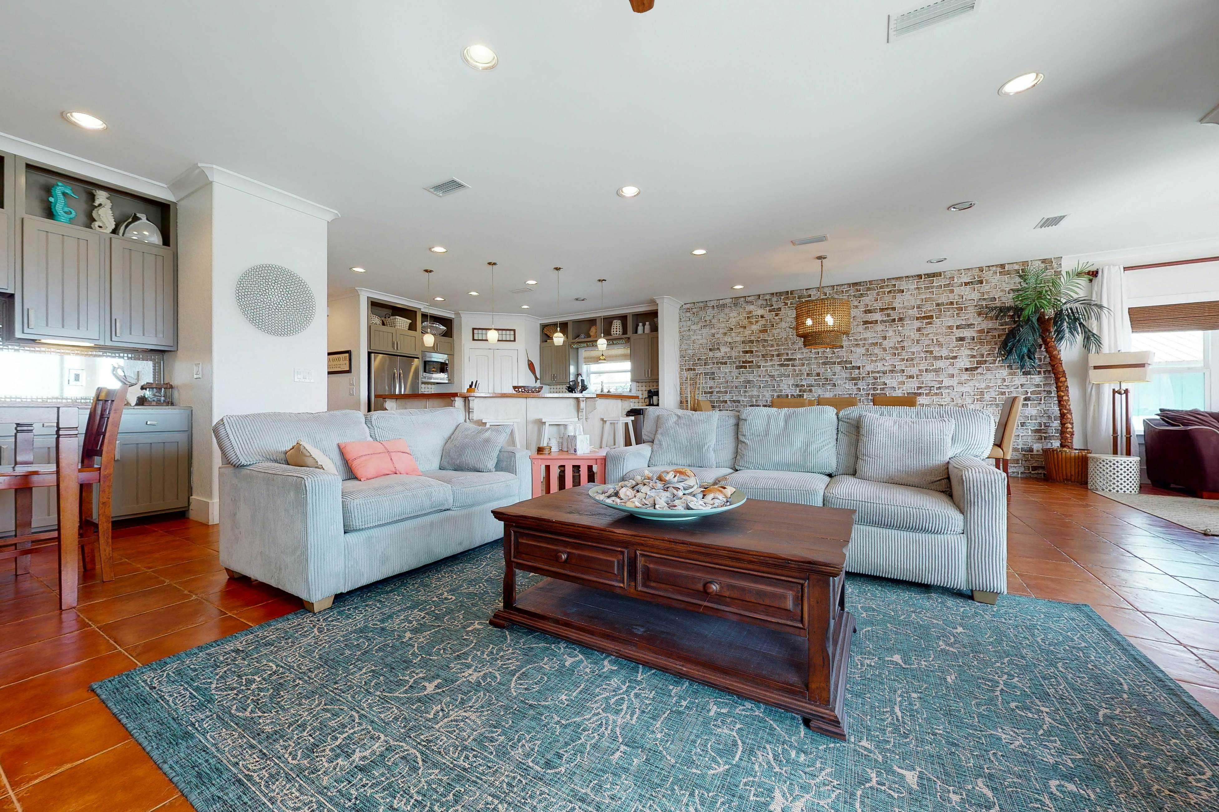 Delightful escape with direct beach access, WiFi, furnished deck, & full kitchen