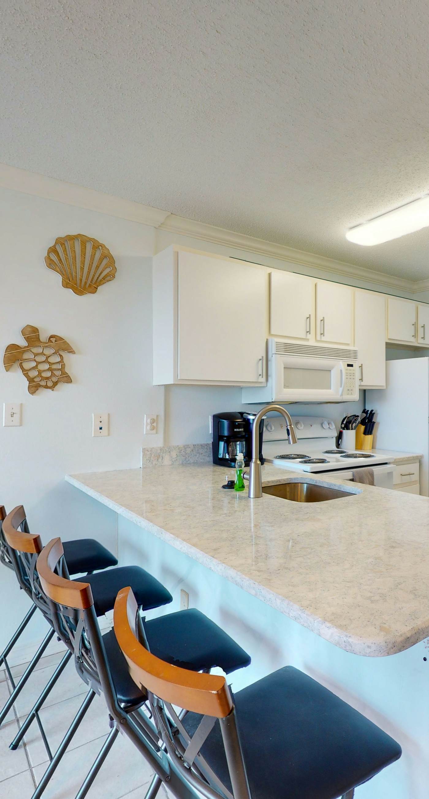 Beautiful oceanfront condo with pool, hot tub, beach access, balcony, & WiFi