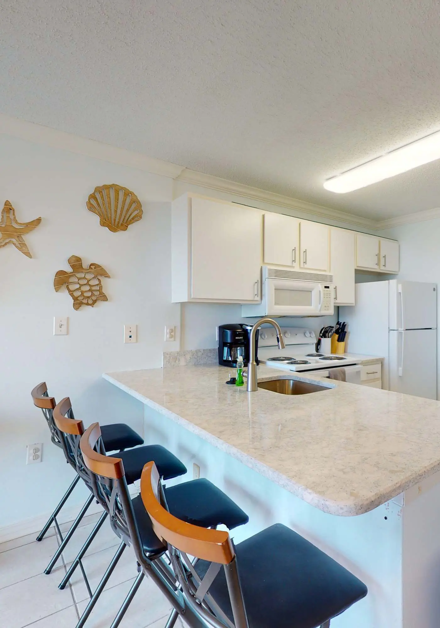 Beautiful oceanfront condo with pool, hot tub, beach access, balcony, & WiFi
