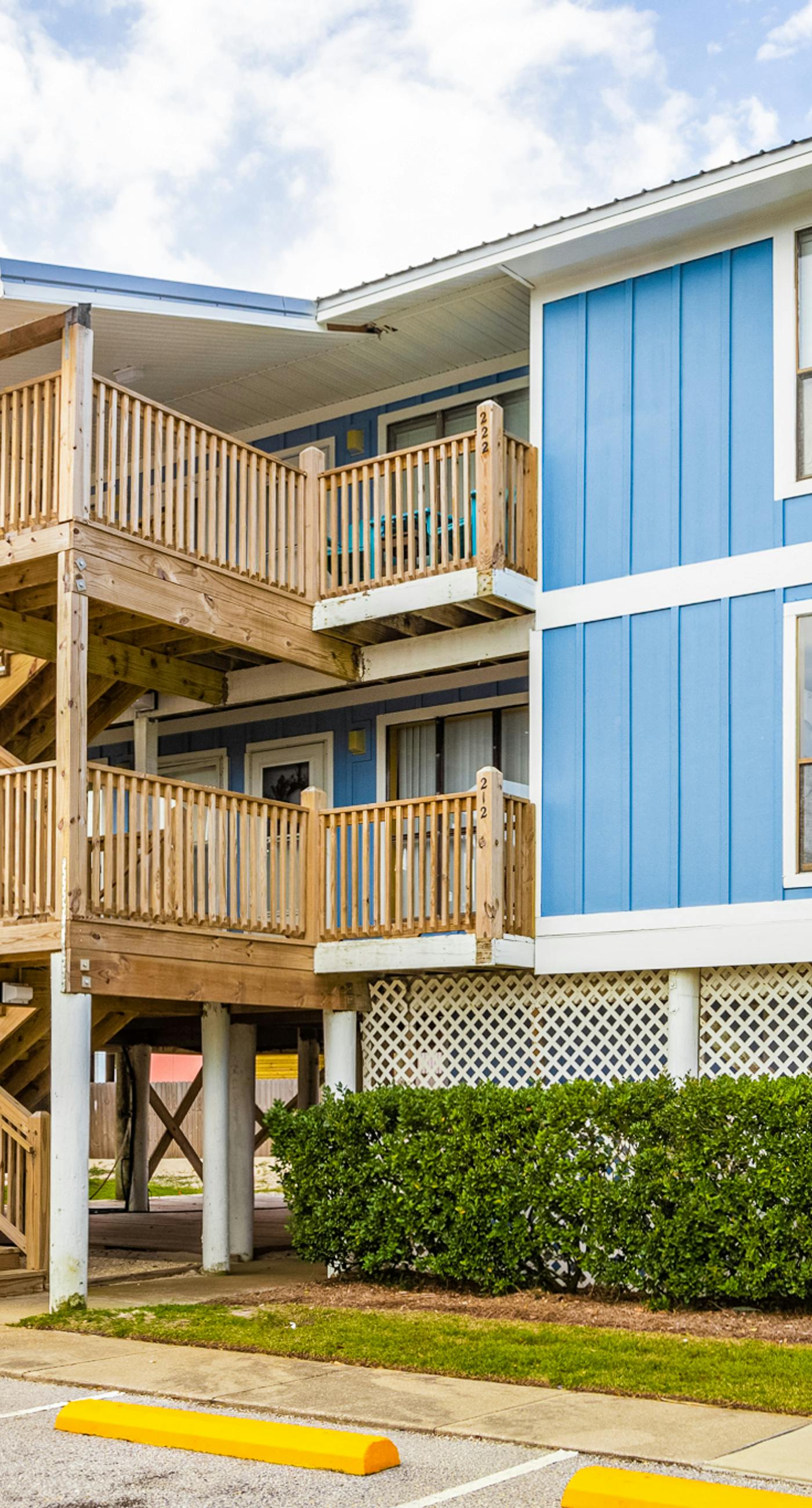 Inviting condo with Gulf view, balcony, pool, full kitchen, & W/D