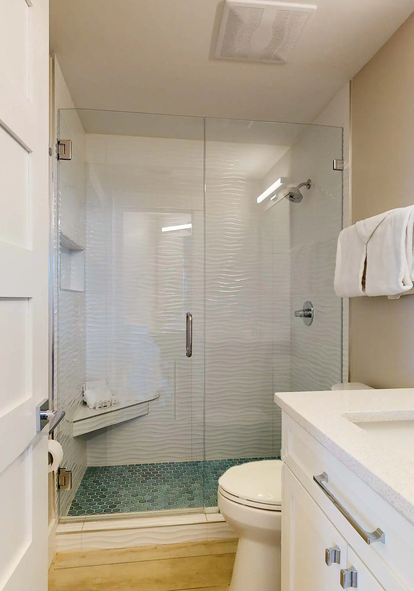The Beach Club 401C, Beachfront condo in Gulf Shores with pools, tennis, gym and Clubhouse Membership!