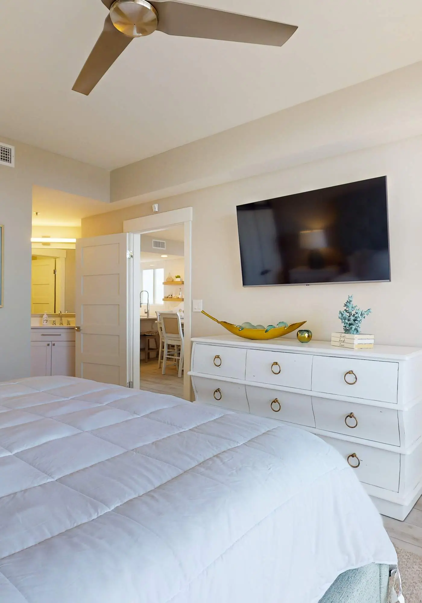 The Beach Club 401C, Beachfront condo in Gulf Shores with pools, tennis, gym and Clubhouse Membership!