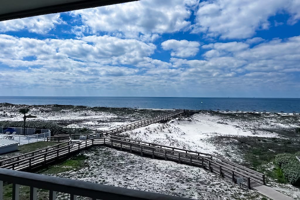 Bright oceanfront condo with pool, hot tub, sauna, tennis & central AC