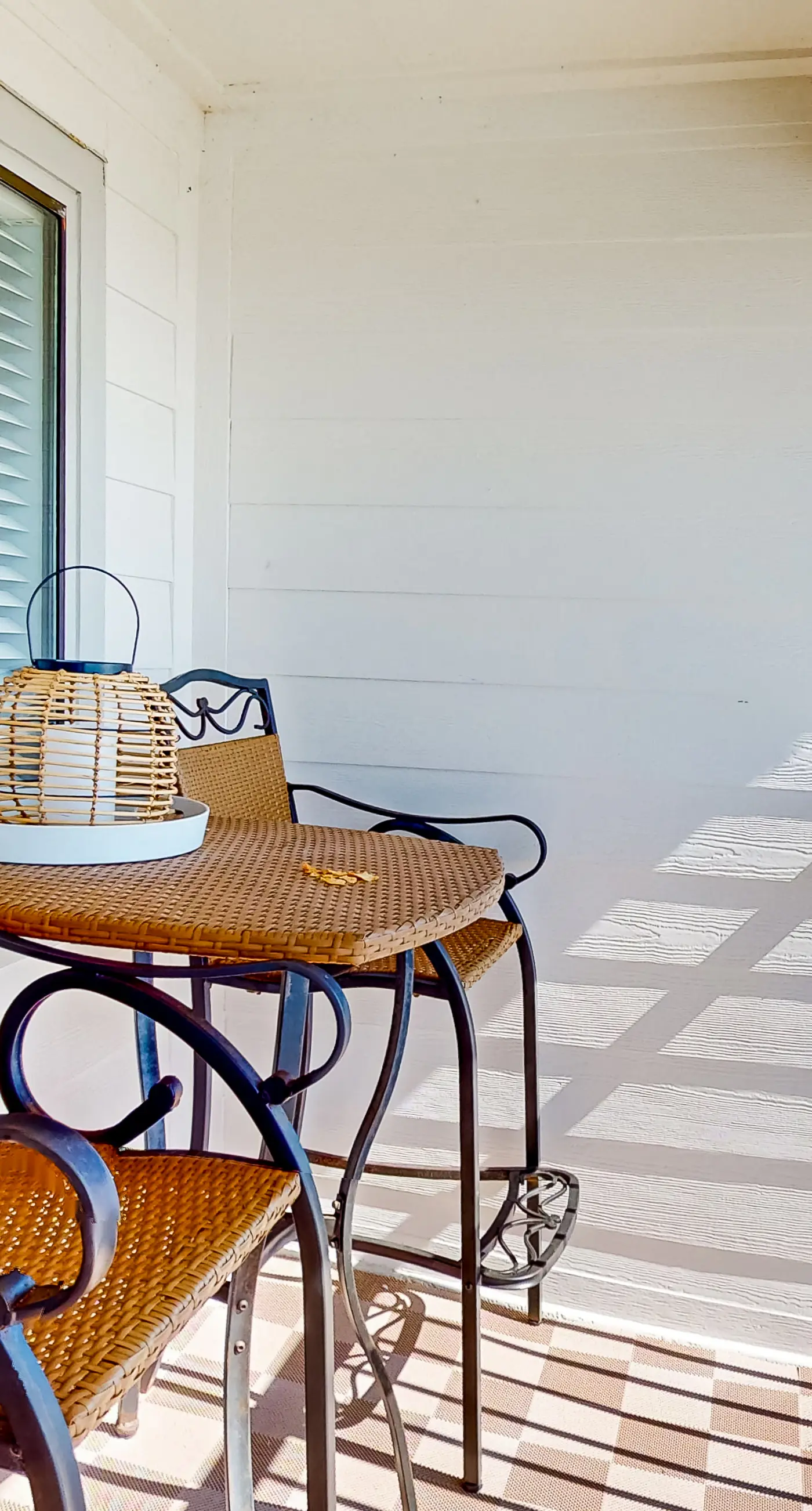 Bright oceanfront condo with pool, hot tub, sauna, tennis & central AC