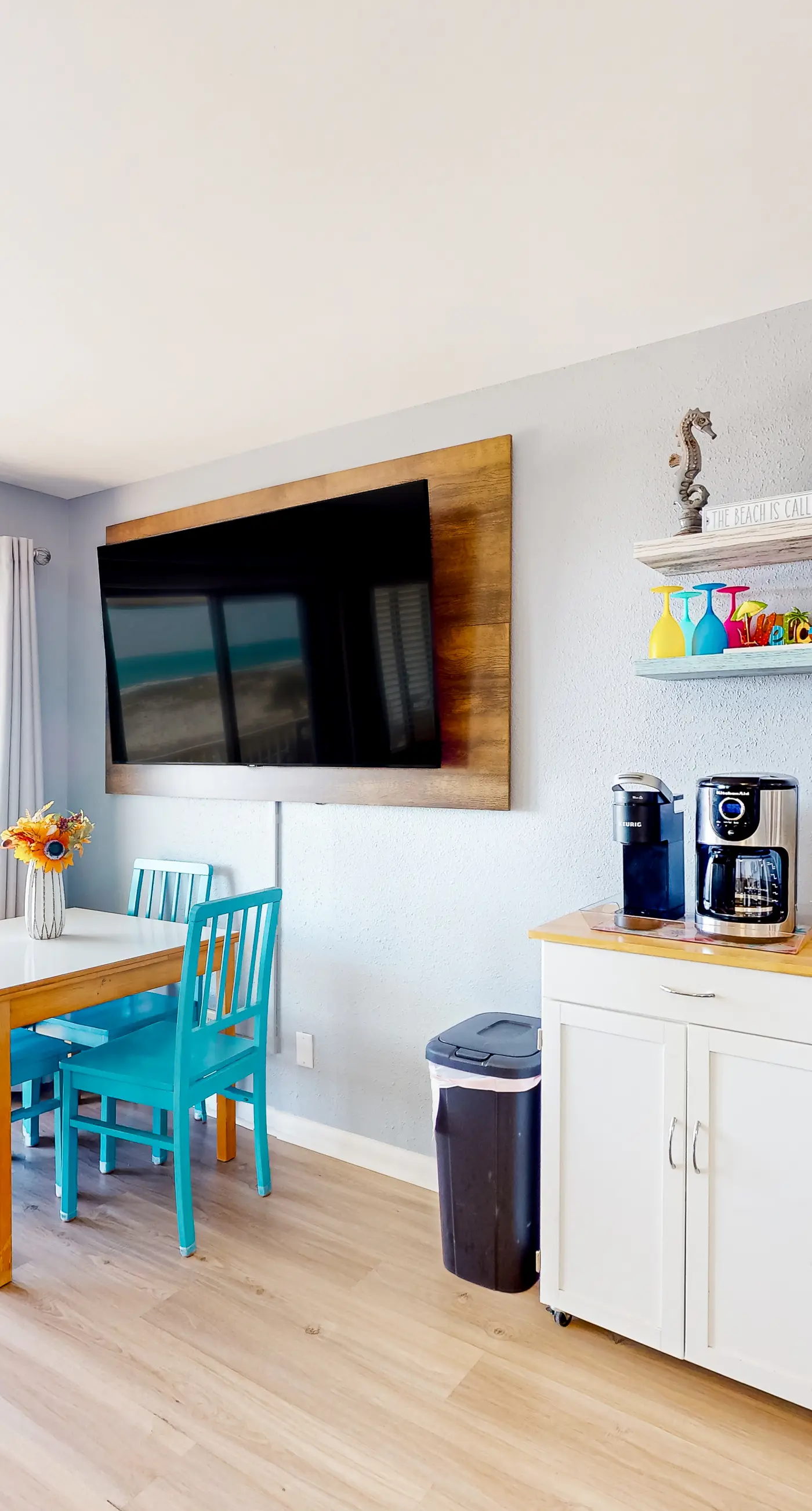 Bright oceanfront condo with pool, hot tub, sauna, tennis & central AC