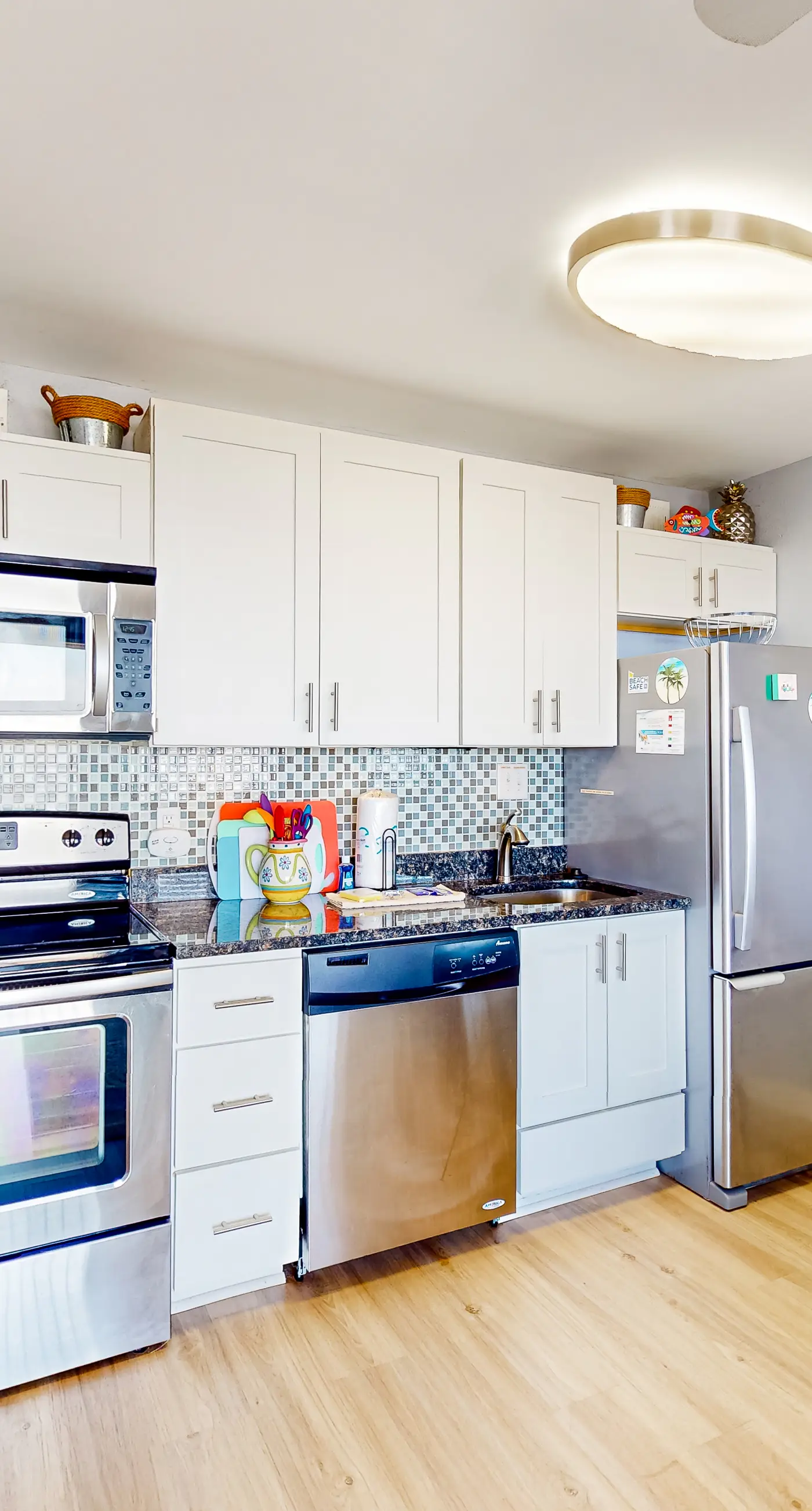 Bright oceanfront condo with pool, hot tub, sauna, tennis & central AC