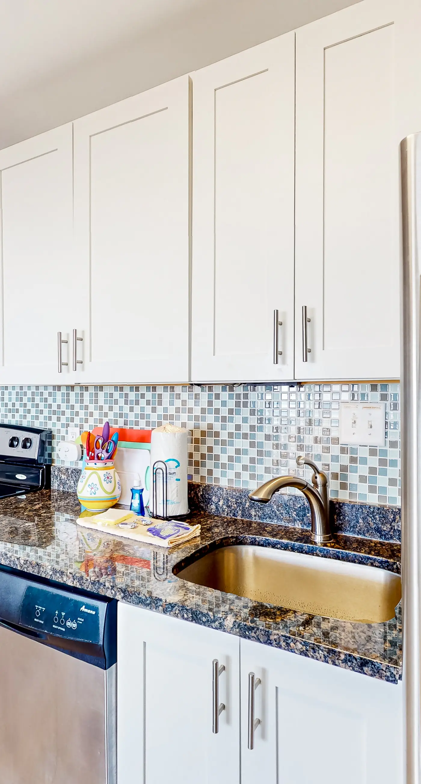 Bright oceanfront condo with pool, hot tub, sauna, tennis & central AC