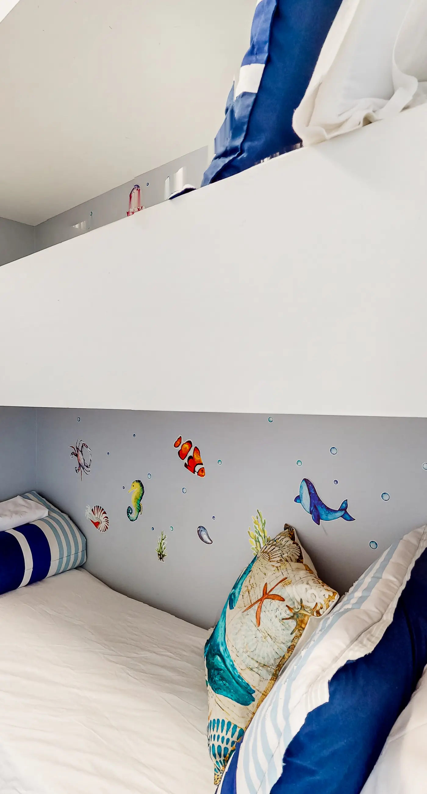 Bright oceanfront condo with pool, hot tub, sauna, tennis & central AC