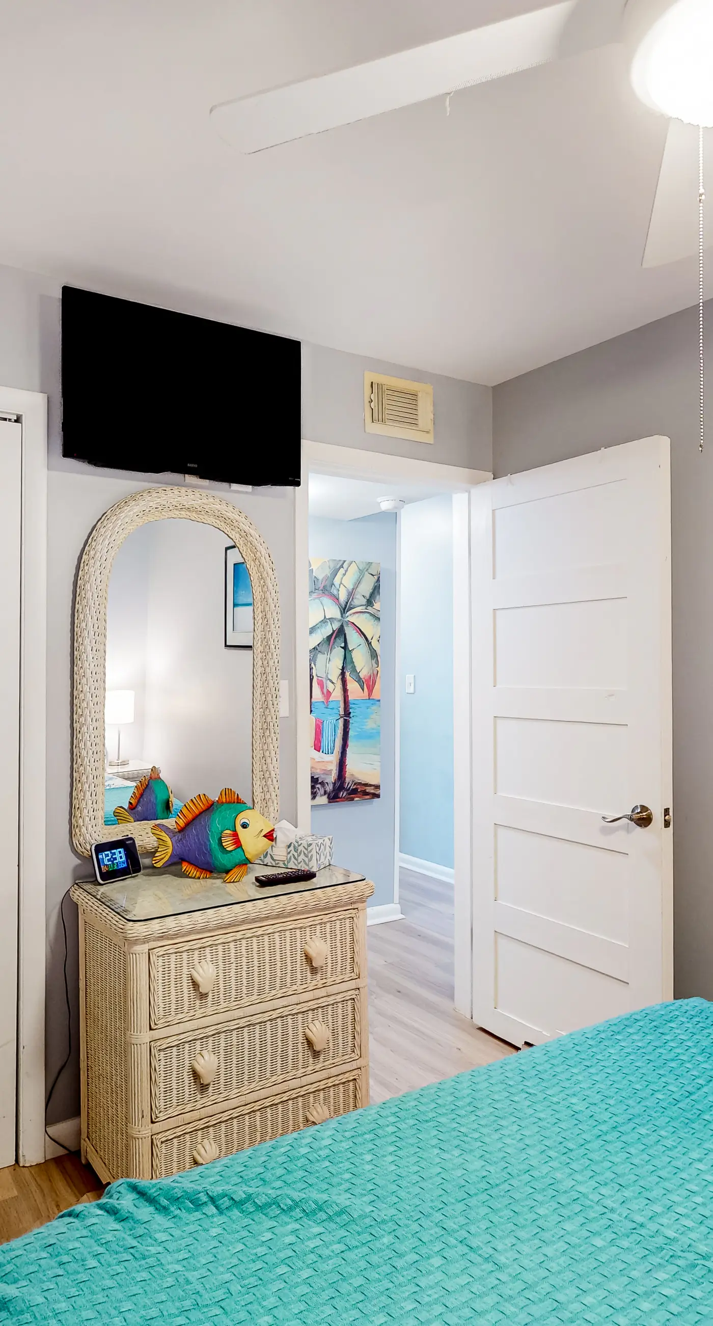 Bright oceanfront condo with pool, hot tub, sauna, tennis & central AC