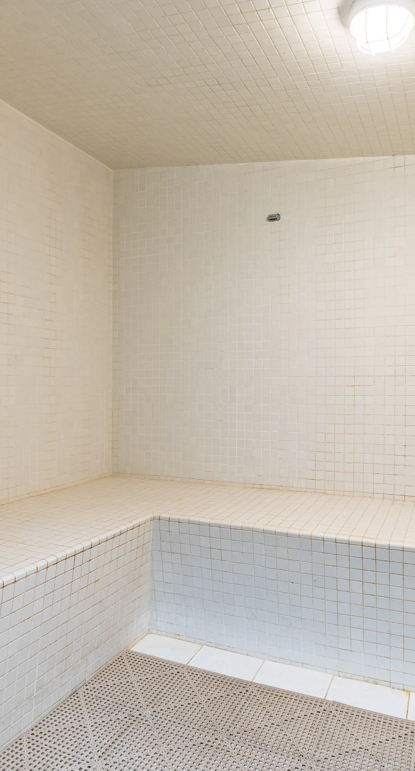 Bright oceanfront condo with pool, hot tub, sauna, tennis & central AC