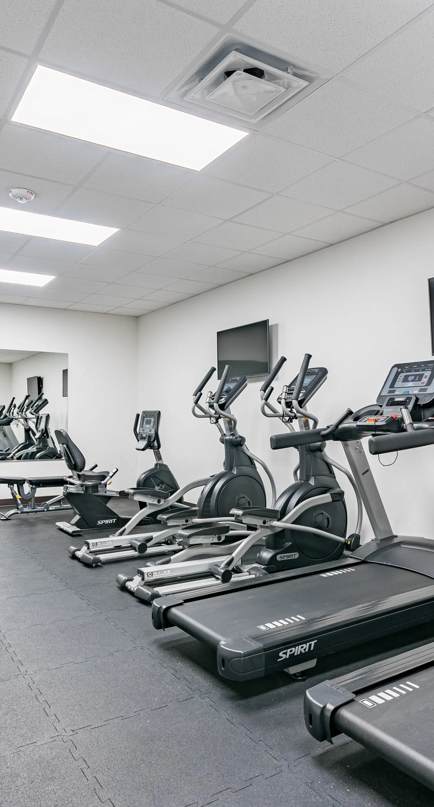 Bright oceanfront condo with pool, hot tub, sauna, tennis & central AC