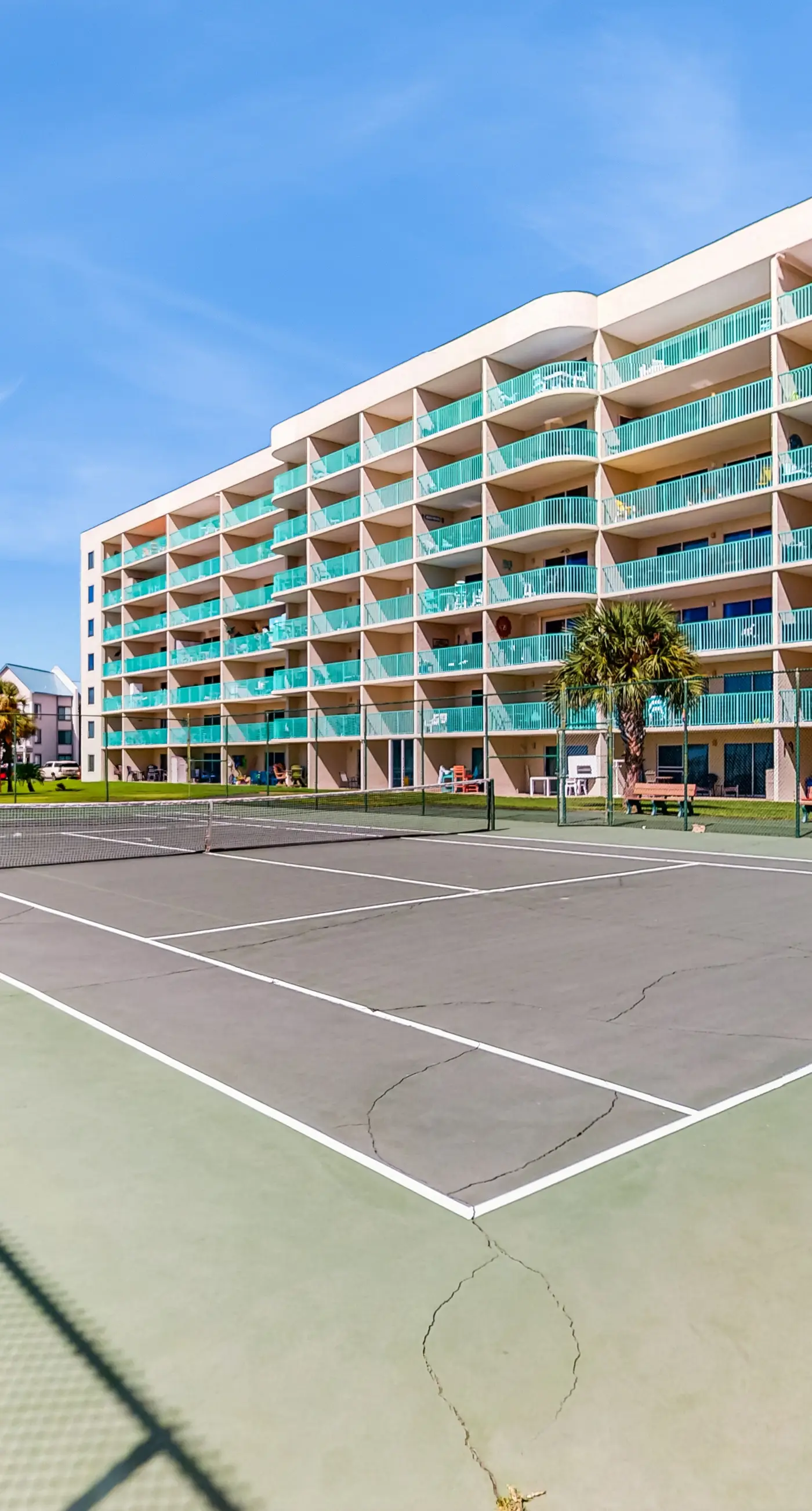 Bright oceanfront condo with pool, hot tub, sauna, tennis & central AC