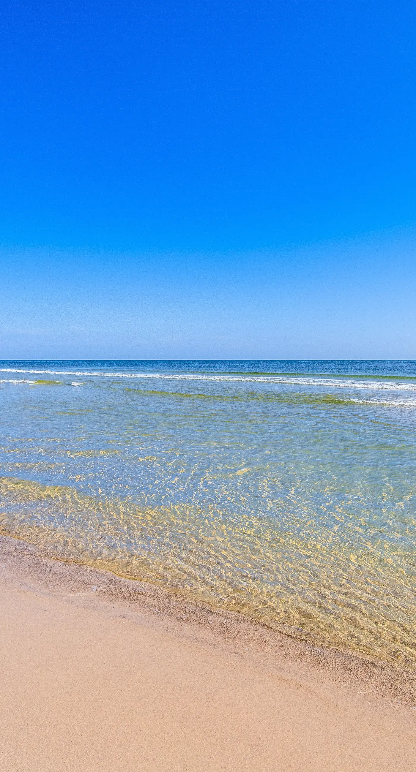 Bright oceanfront condo with pool, hot tub, sauna, tennis & central AC