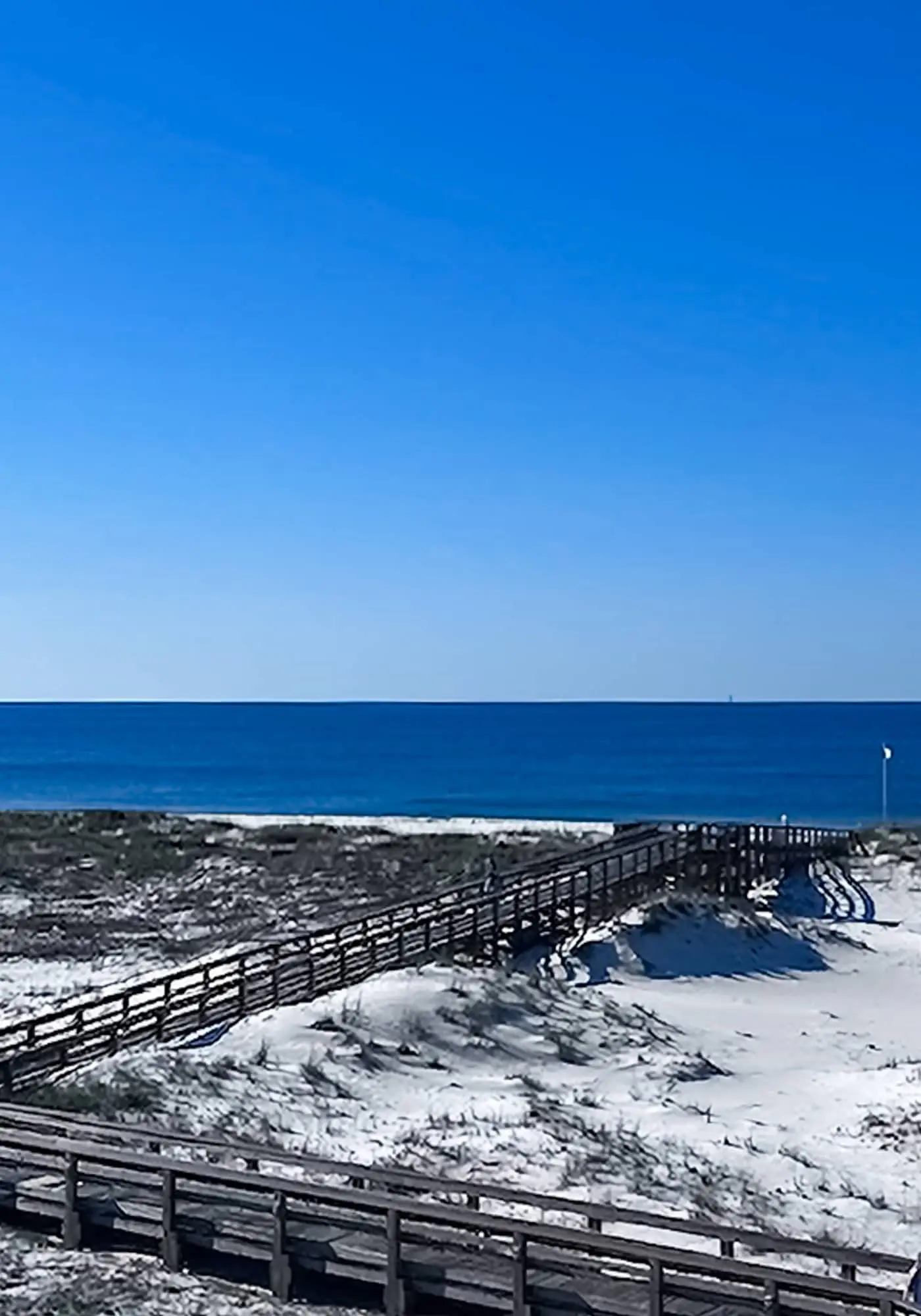 Bright oceanfront condo with pool, hot tub, sauna, tennis & central AC
