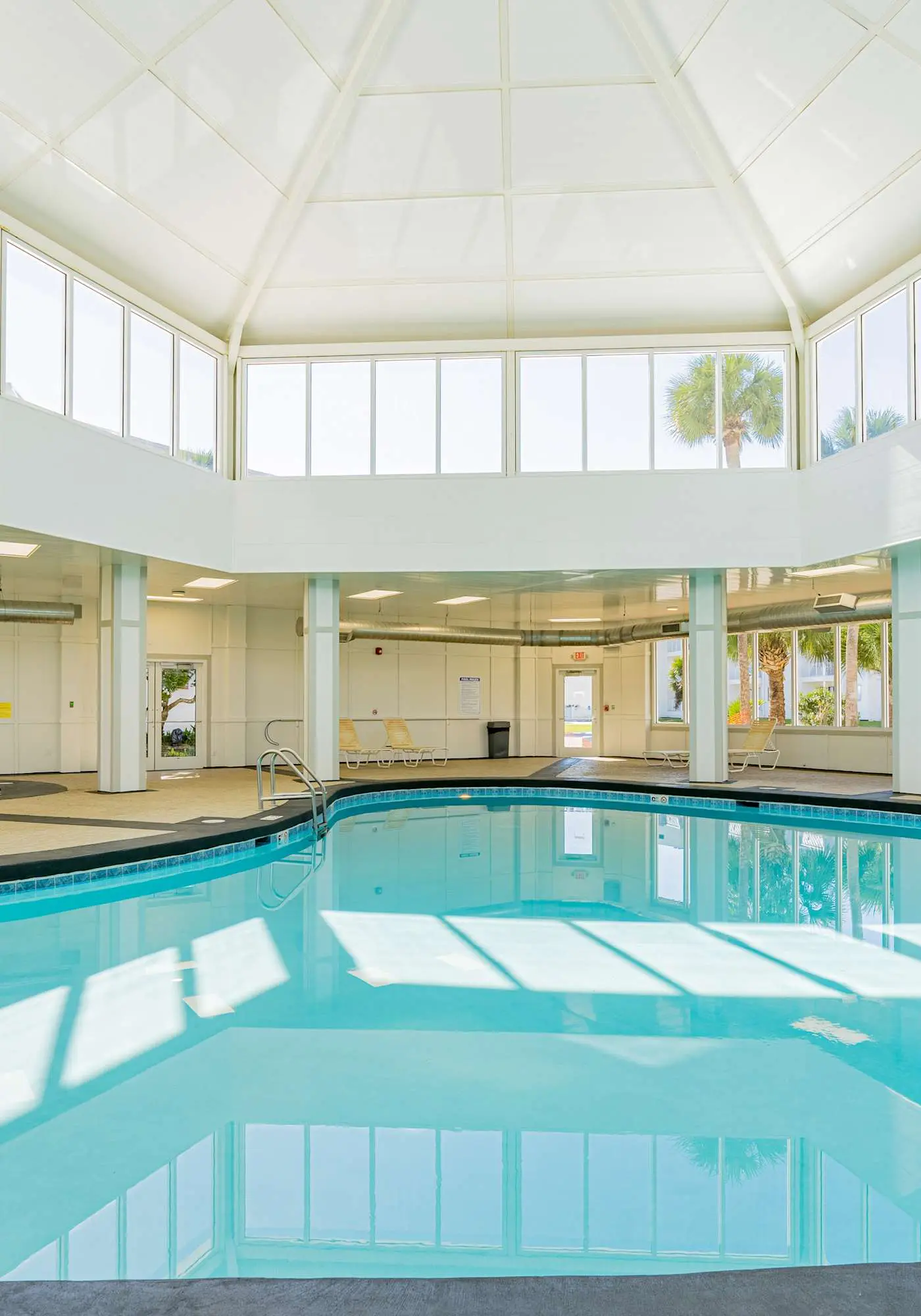 Bright oceanfront condo with pool, hot tub, sauna, tennis & central AC