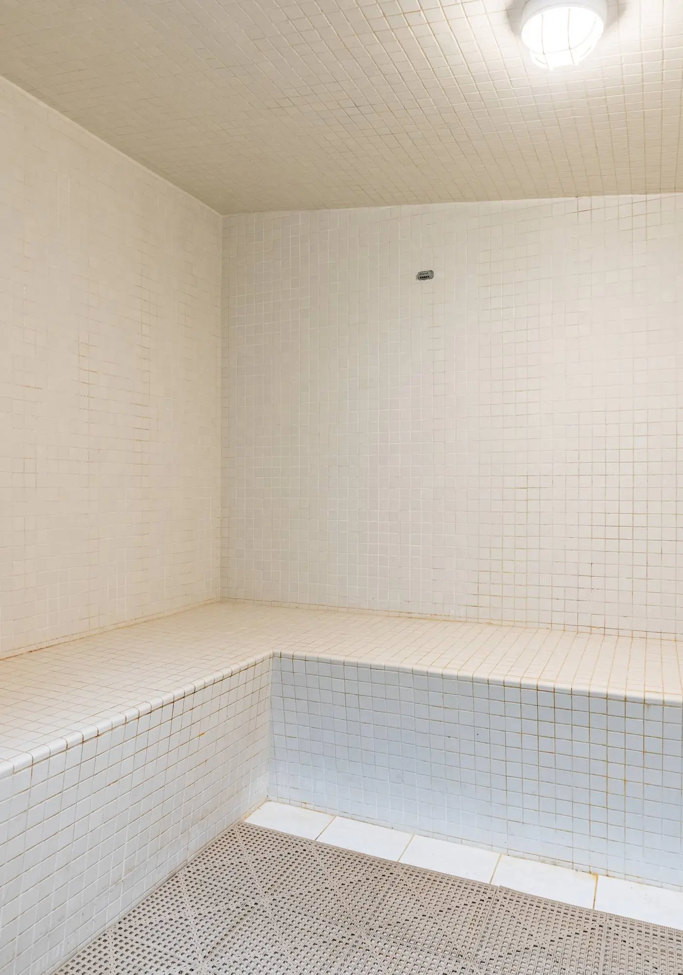 Bright oceanfront condo with pool, hot tub, sauna, tennis & central AC