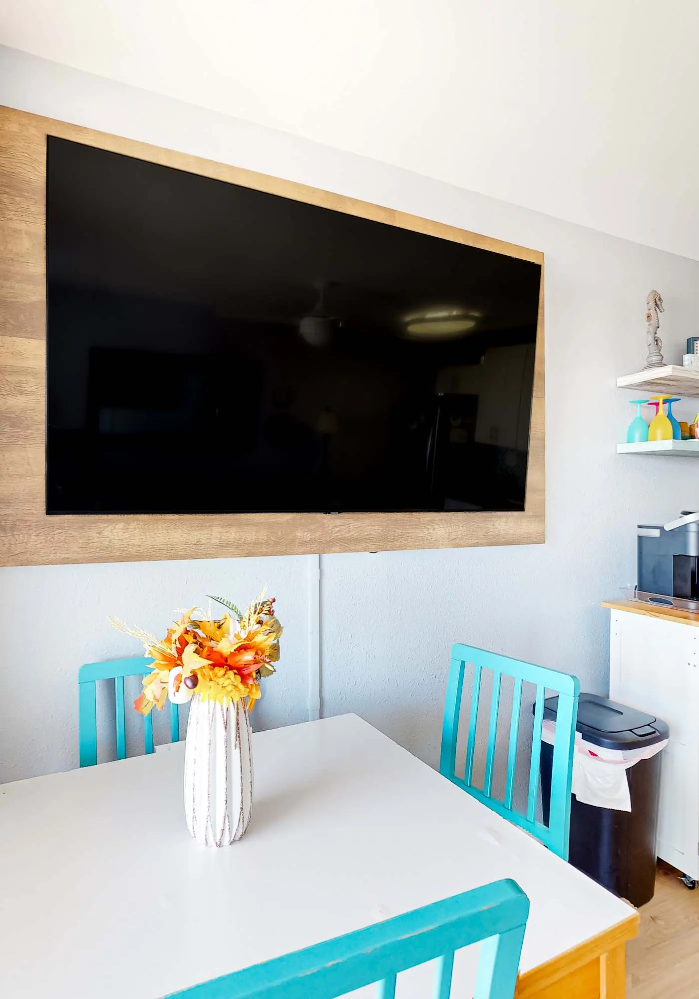 Bright oceanfront condo with pool, hot tub, sauna, tennis & central AC