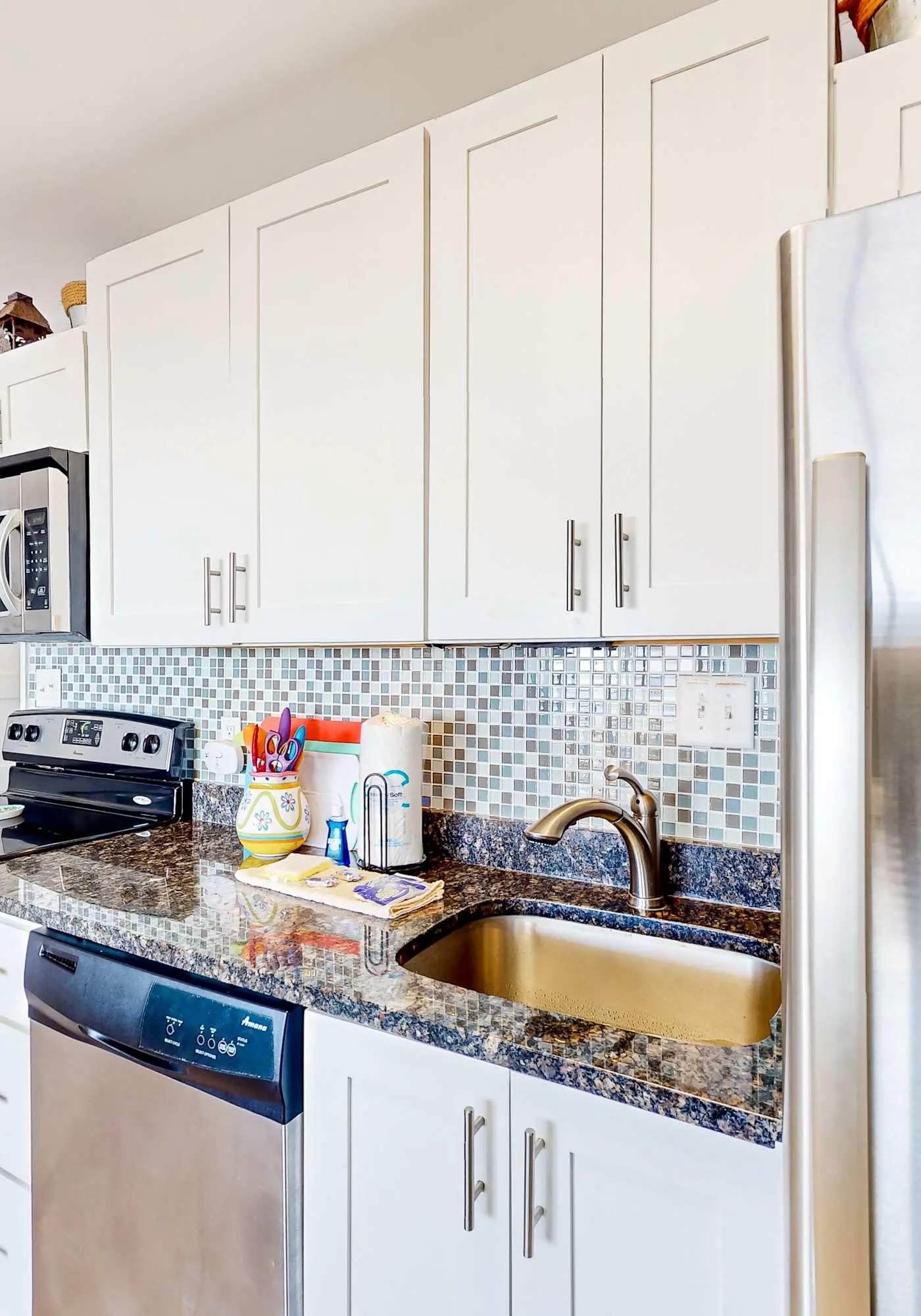 Bright oceanfront condo with pool, hot tub, sauna, tennis & central AC