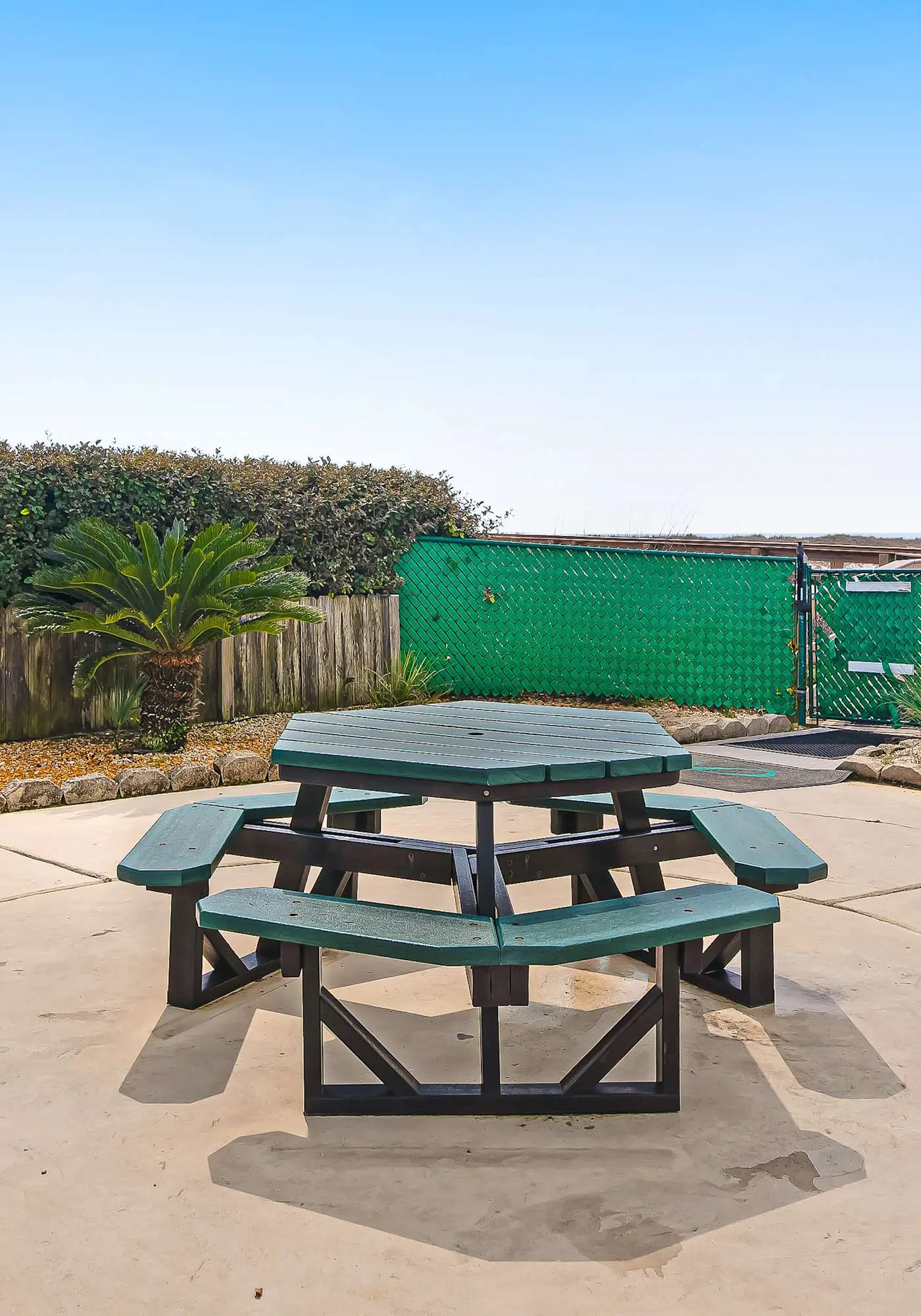 Bright oceanfront condo with pool, hot tub, sauna, tennis & central AC