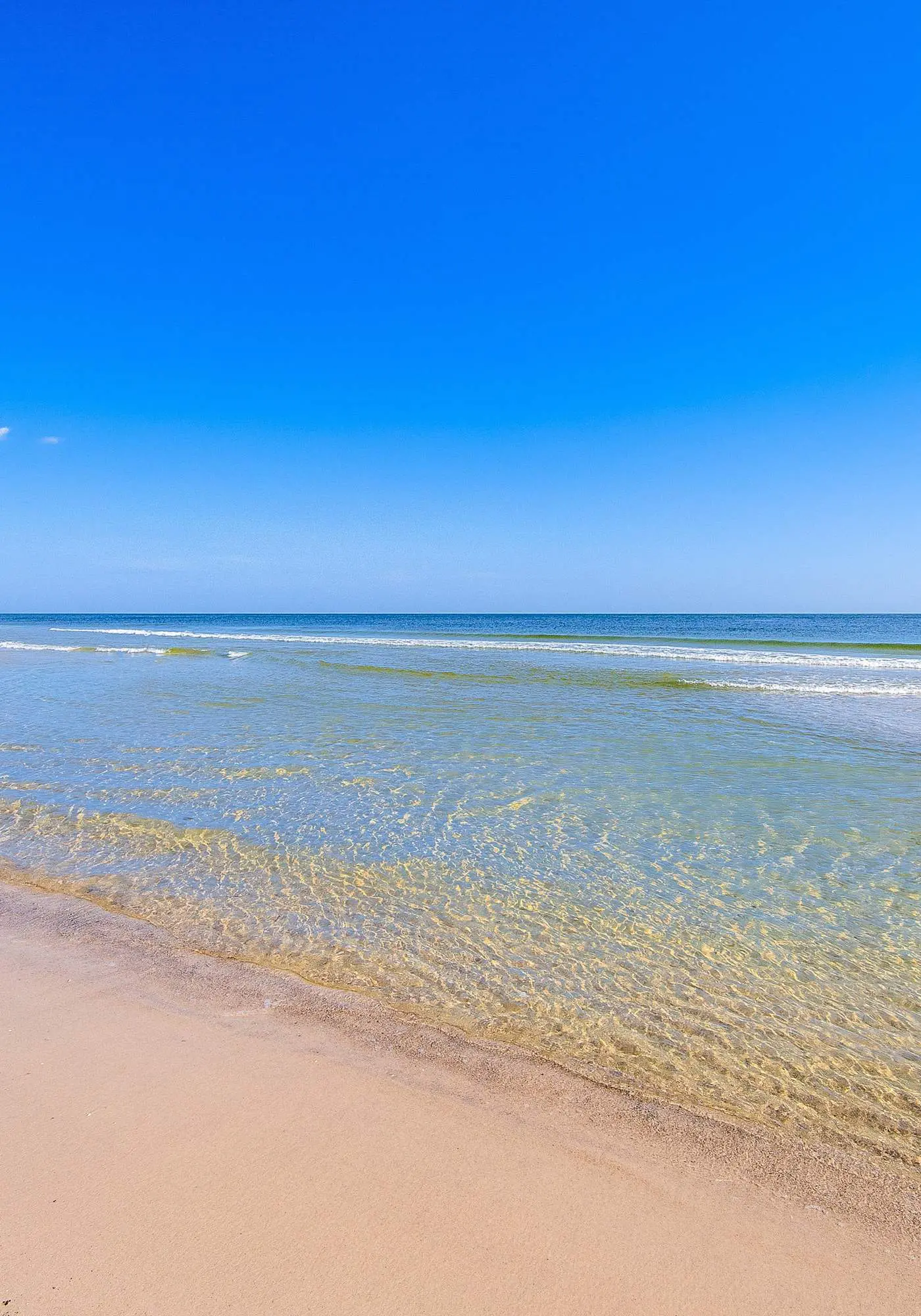 Bright oceanfront condo with pool, hot tub, sauna, tennis & central AC