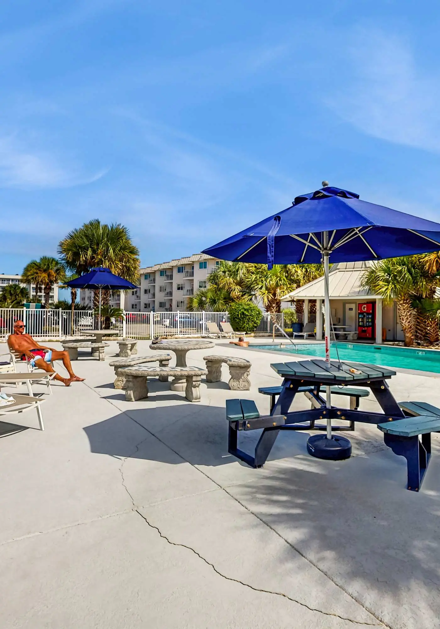 Bright oceanfront condo with pool, hot tub, sauna, tennis & central AC