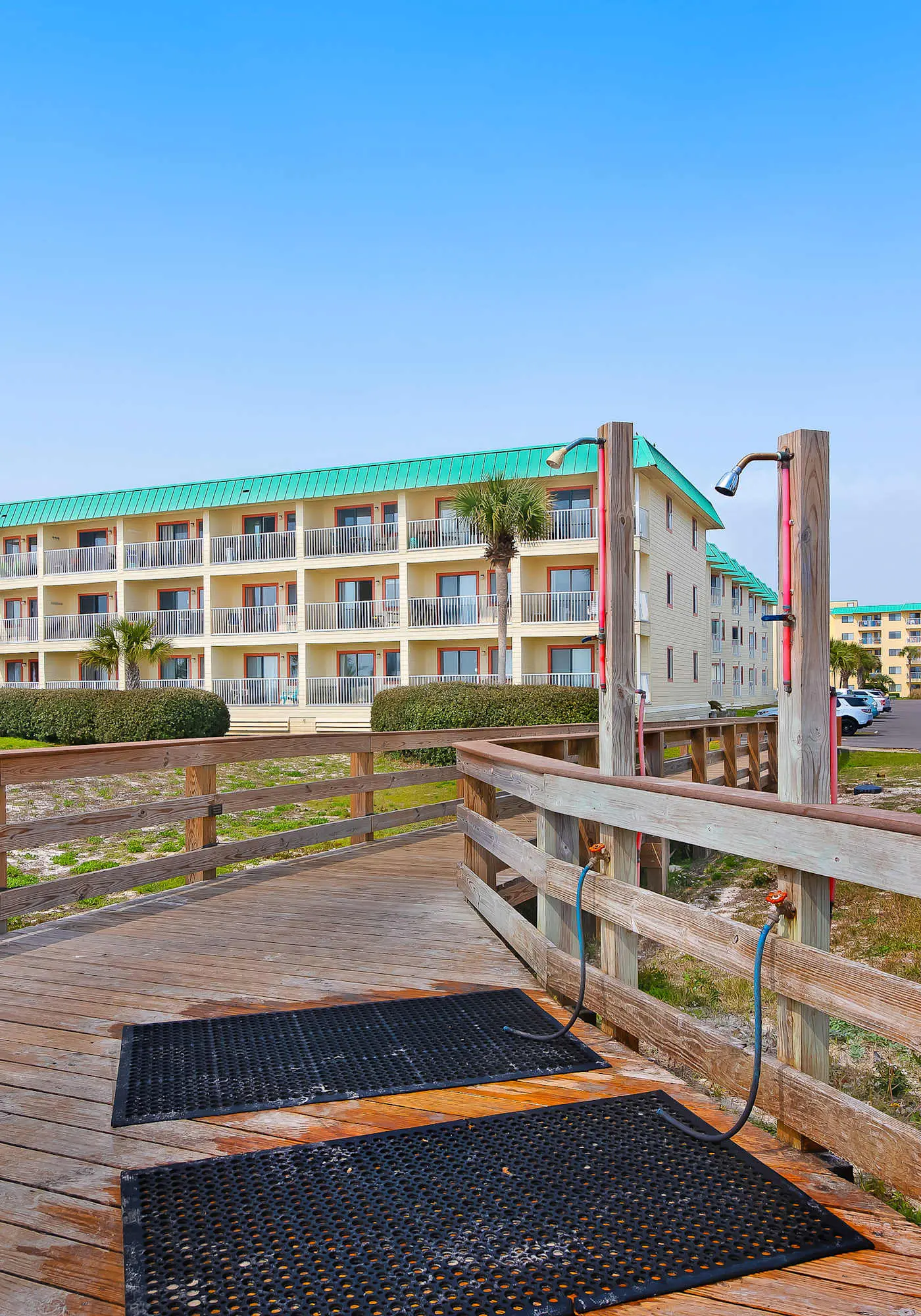 Bright oceanfront condo with pool, hot tub, sauna, tennis & central AC