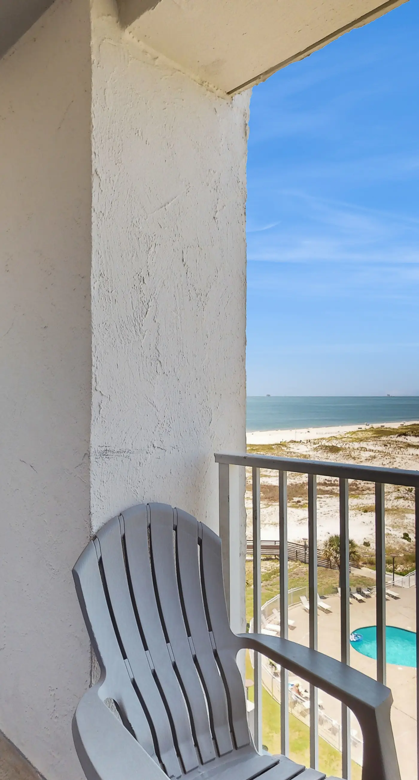 Snowbird-friendly condo with pools, hot tub, golf, tennis, WiFi, AC