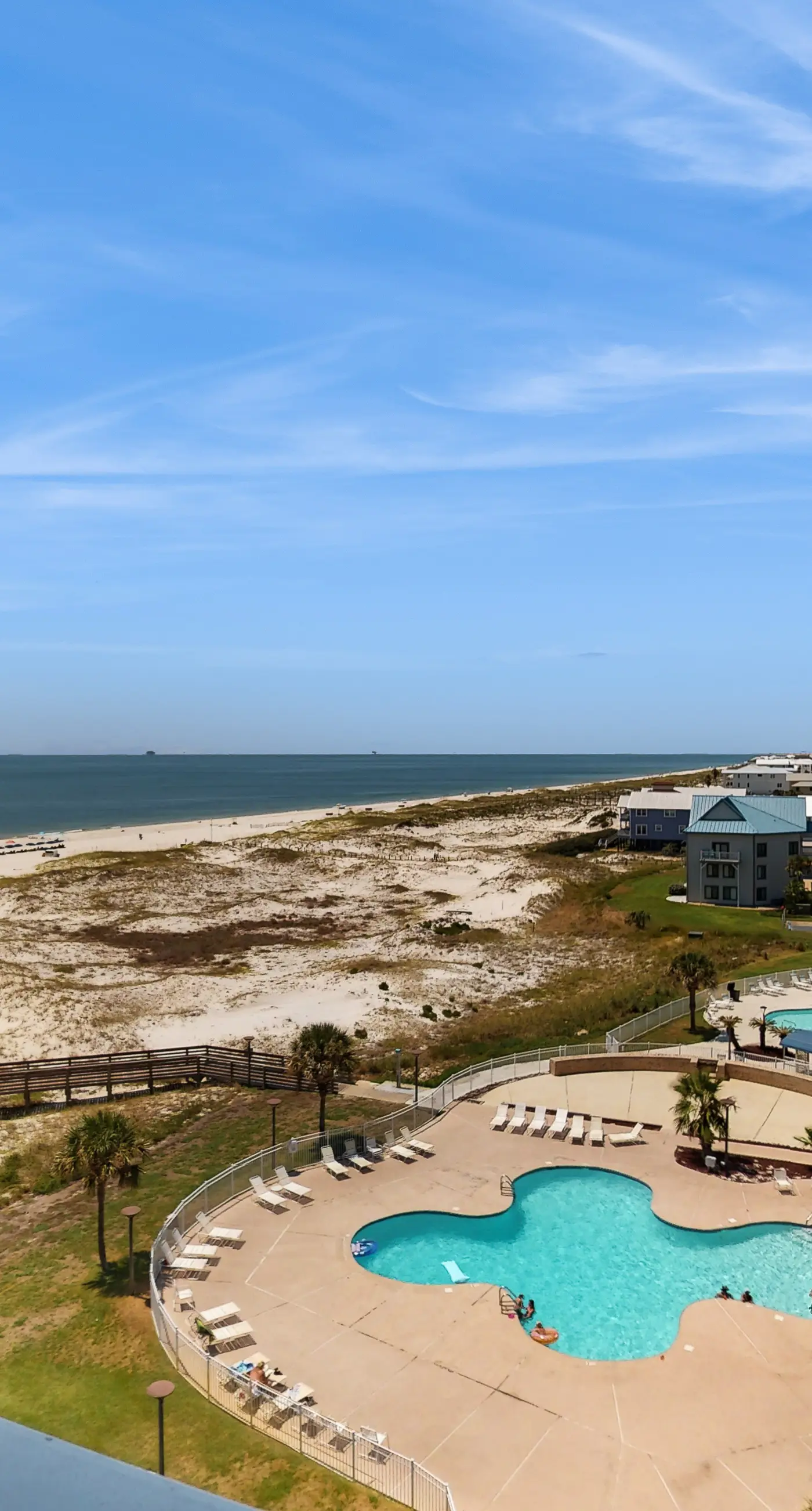 Snowbird-friendly condo with pools, hot tub, golf, tennis, WiFi, AC