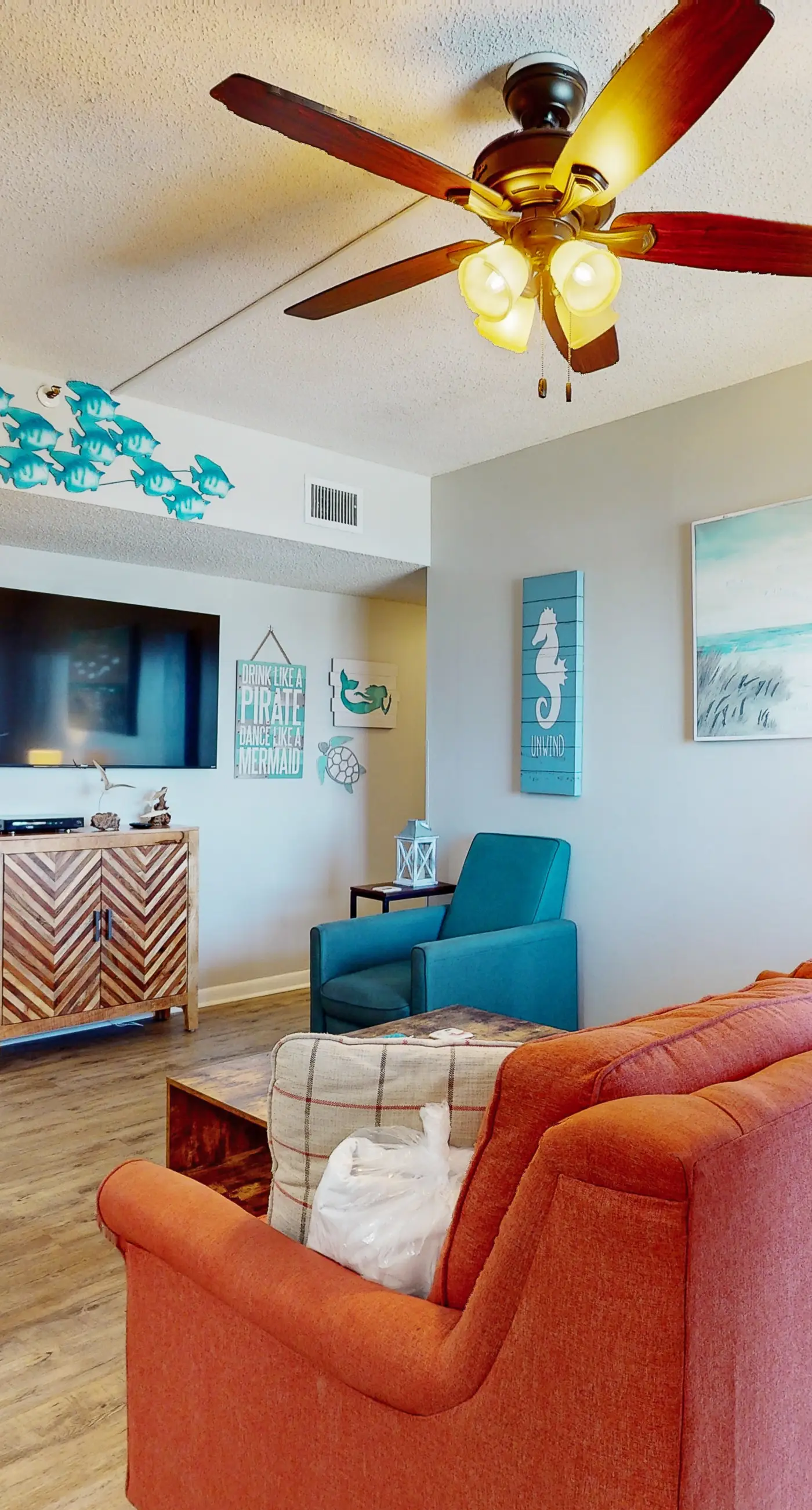 Snowbird-friendly condo with pools, hot tub, golf, tennis, WiFi, AC