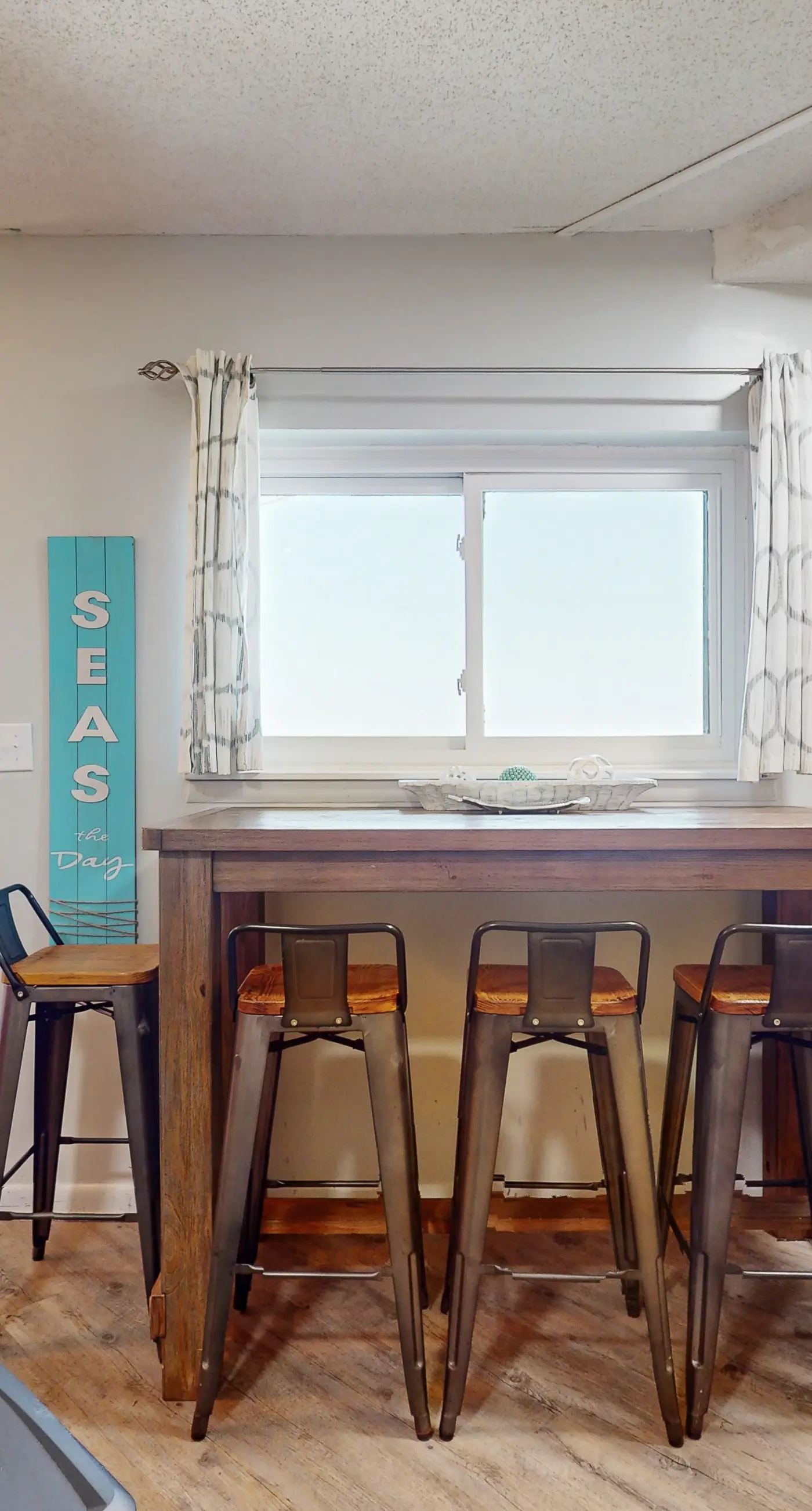 Snowbird-friendly condo with pools, hot tub, golf, tennis, WiFi, AC