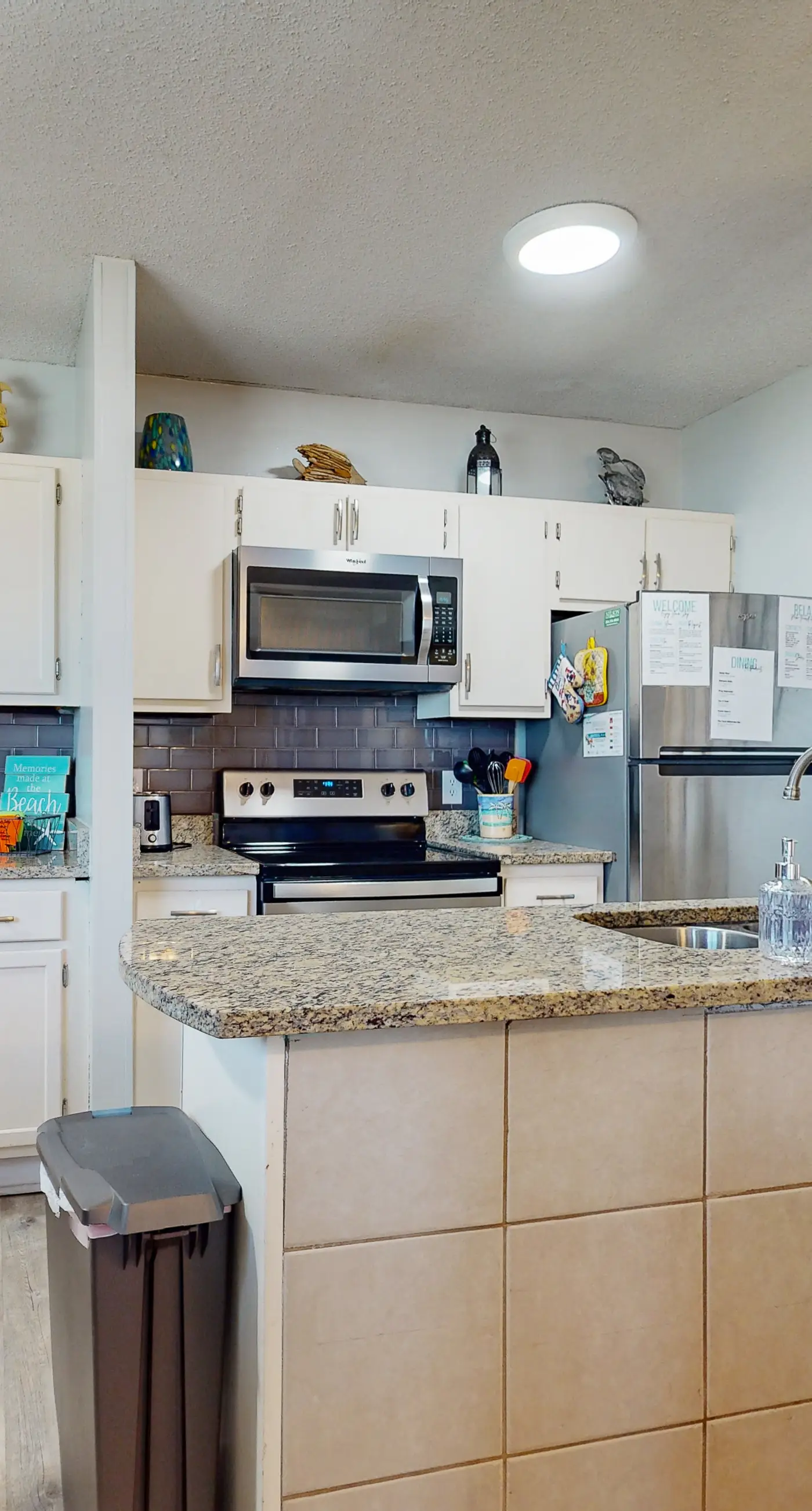 Snowbird-friendly condo with pools, hot tub, golf, tennis, WiFi, AC