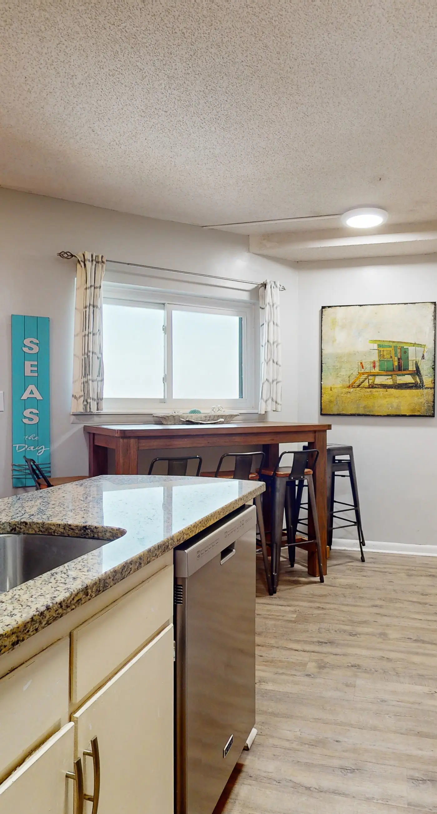 Snowbird-friendly condo with pools, hot tub, golf, tennis, WiFi, AC