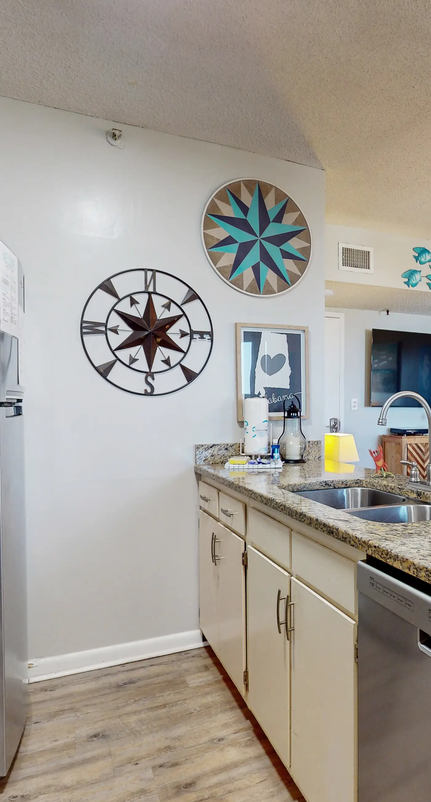 Snowbird-friendly condo with pools, hot tub, golf, tennis, WiFi, AC