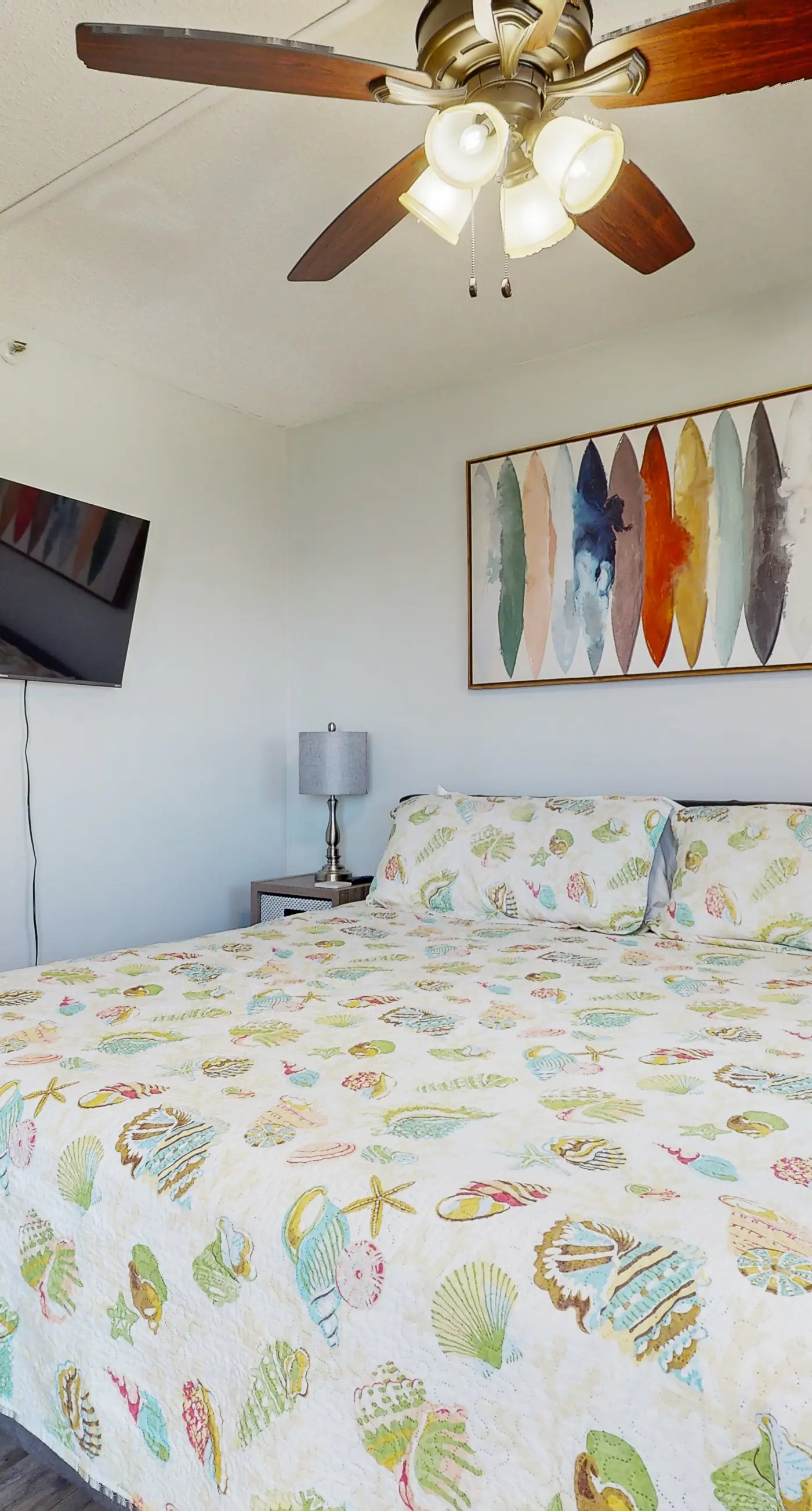 Snowbird-friendly condo with pools, hot tub, golf, tennis, WiFi, AC