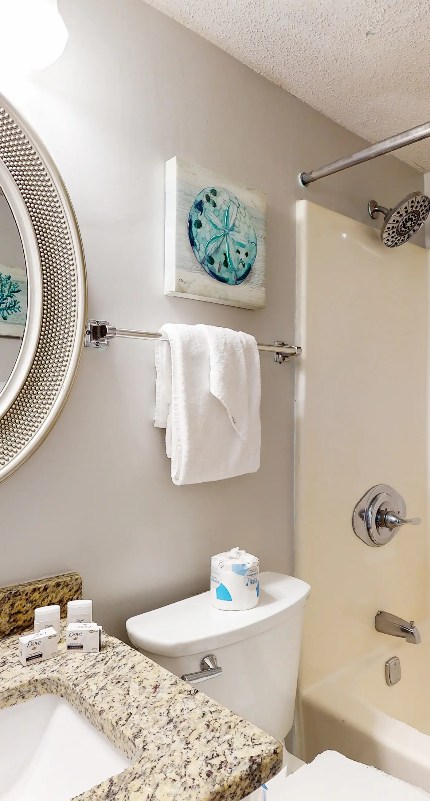 Snowbird-friendly condo with pools, hot tub, golf, tennis, WiFi, AC