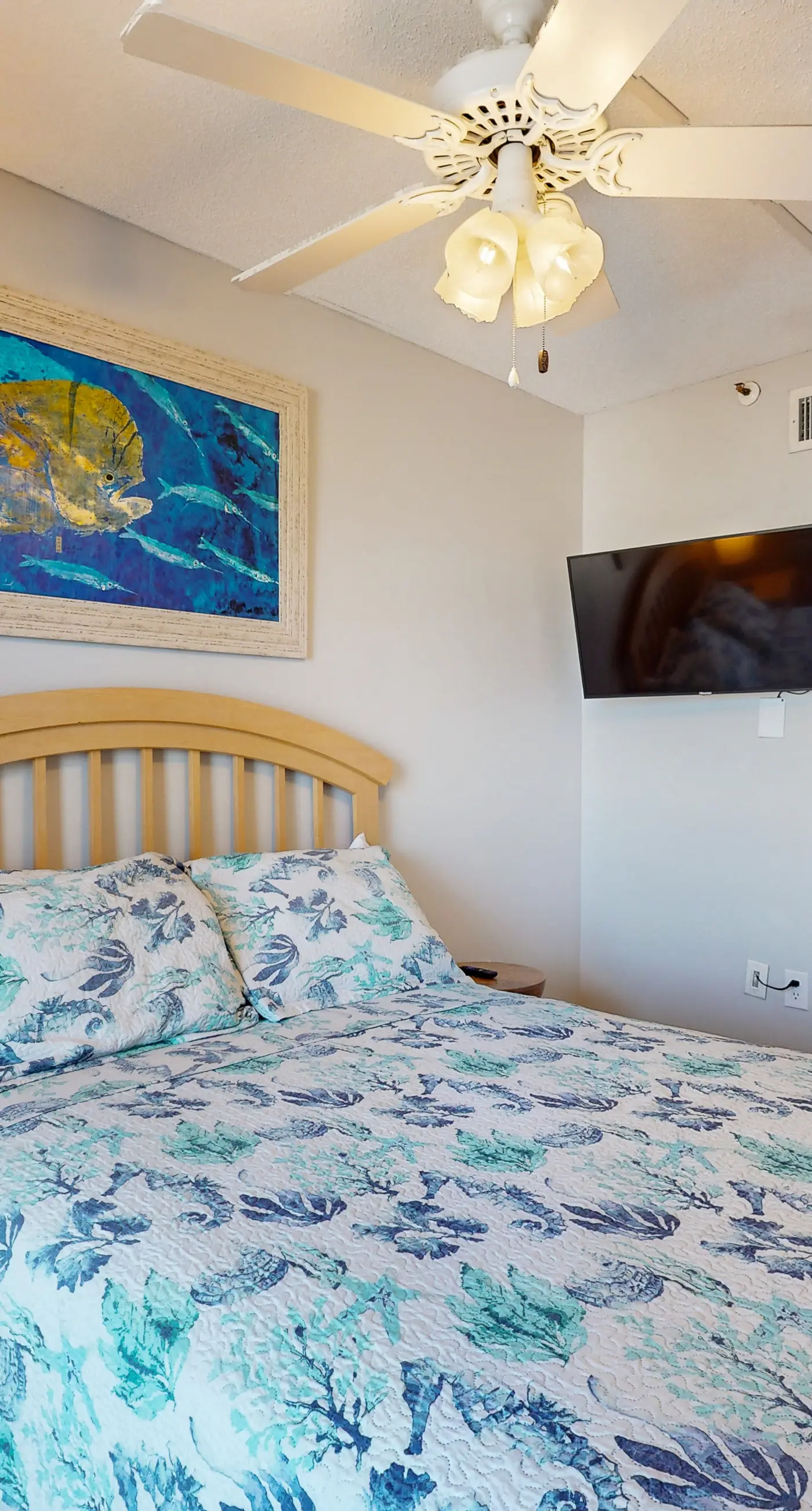 Snowbird-friendly condo with pools, hot tub, golf, tennis, WiFi, AC