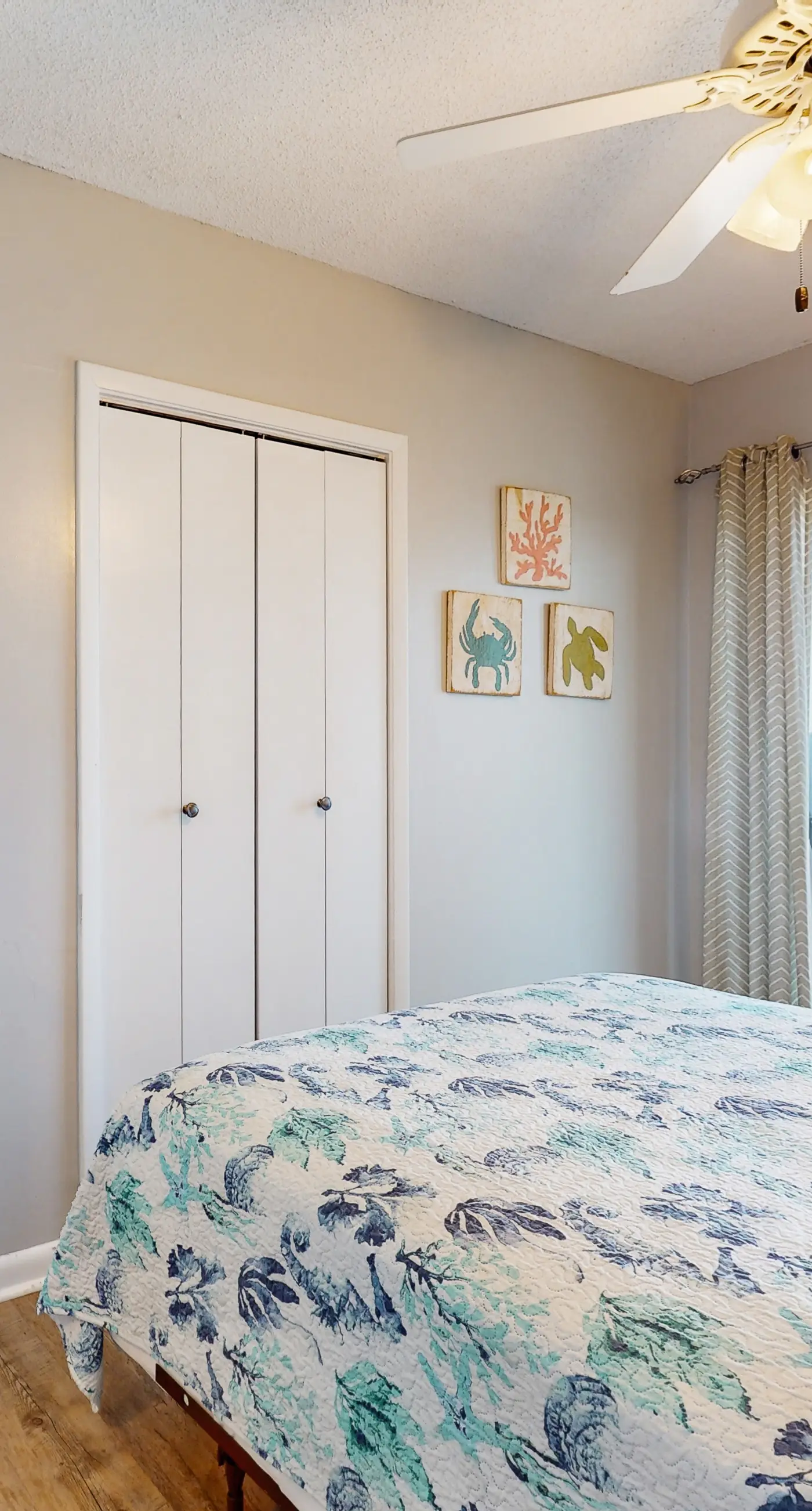 Snowbird-friendly condo with pools, hot tub, golf, tennis, WiFi, AC