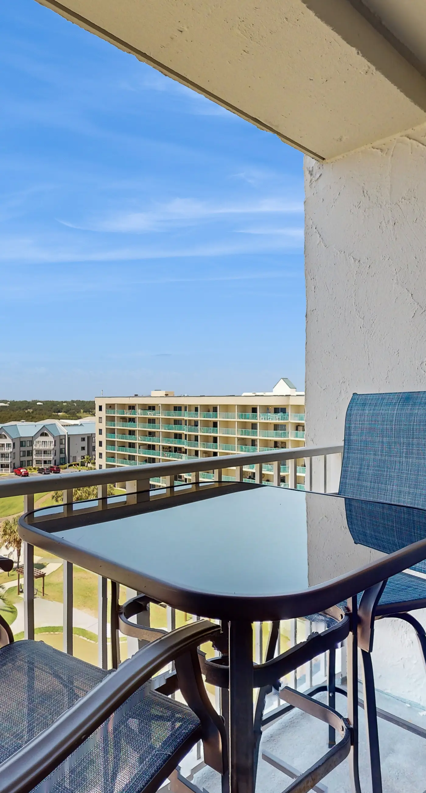 Snowbird-friendly condo with pools, hot tub, golf, tennis, WiFi, AC