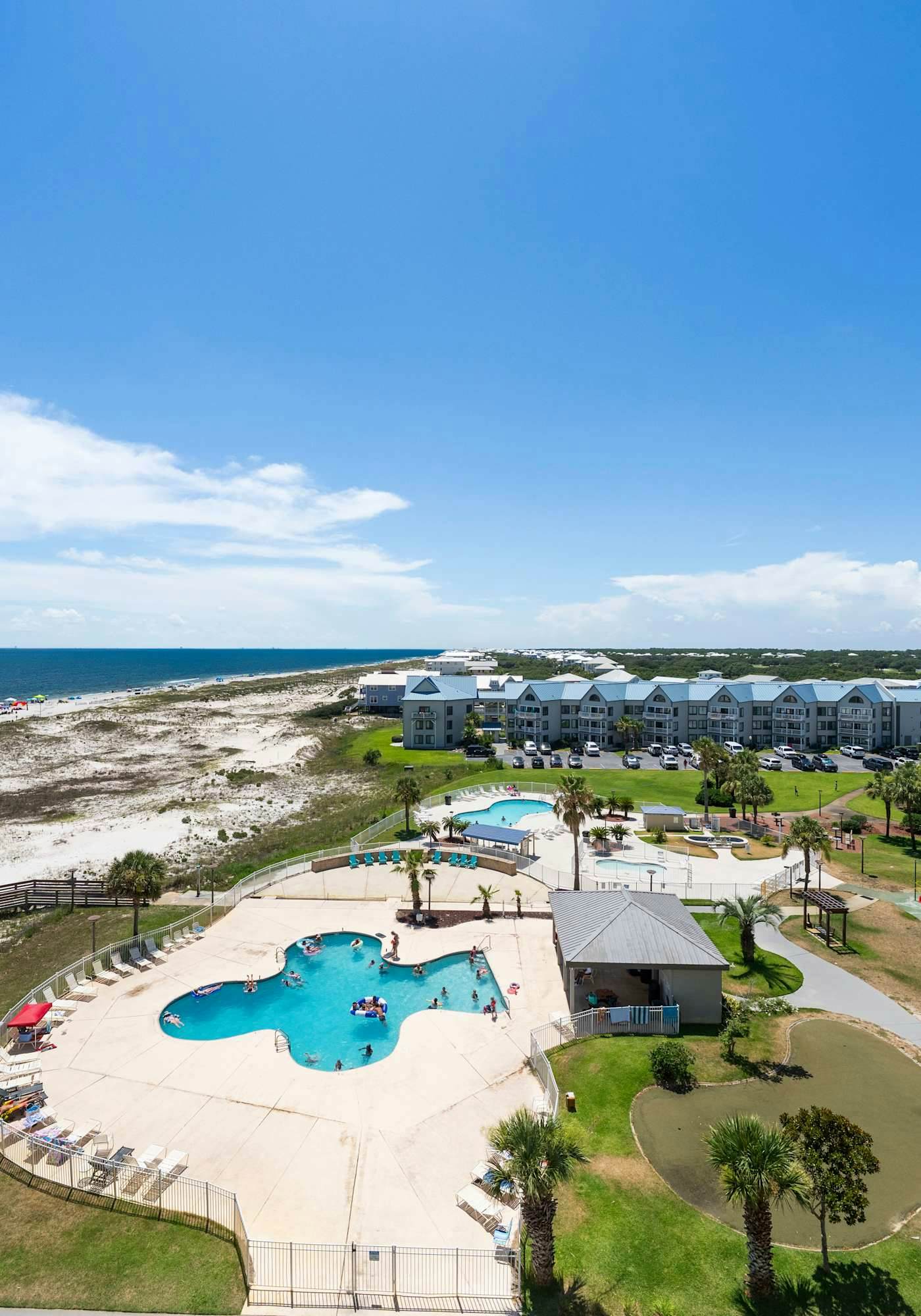 Snowbird-friendly condo with pools, hot tub, golf, tennis, WiFi, AC