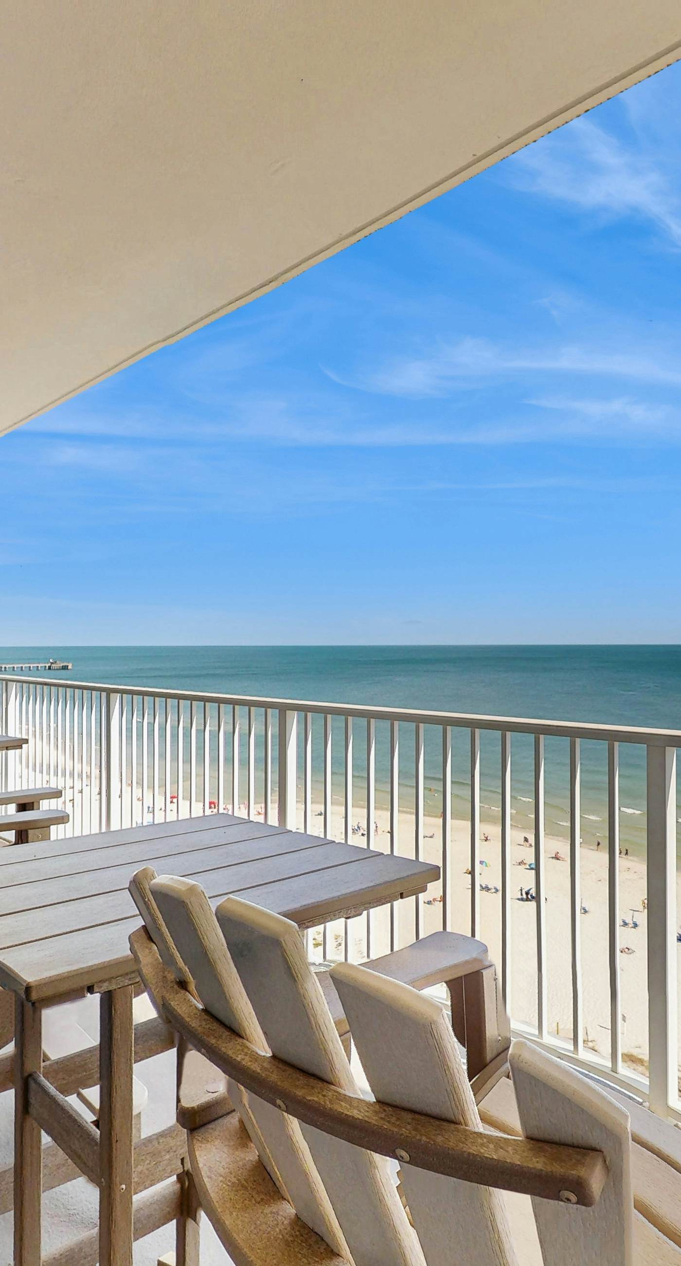 Bright beachfront condo w/ private balcony, zero-entry pool, gym, & hot tub