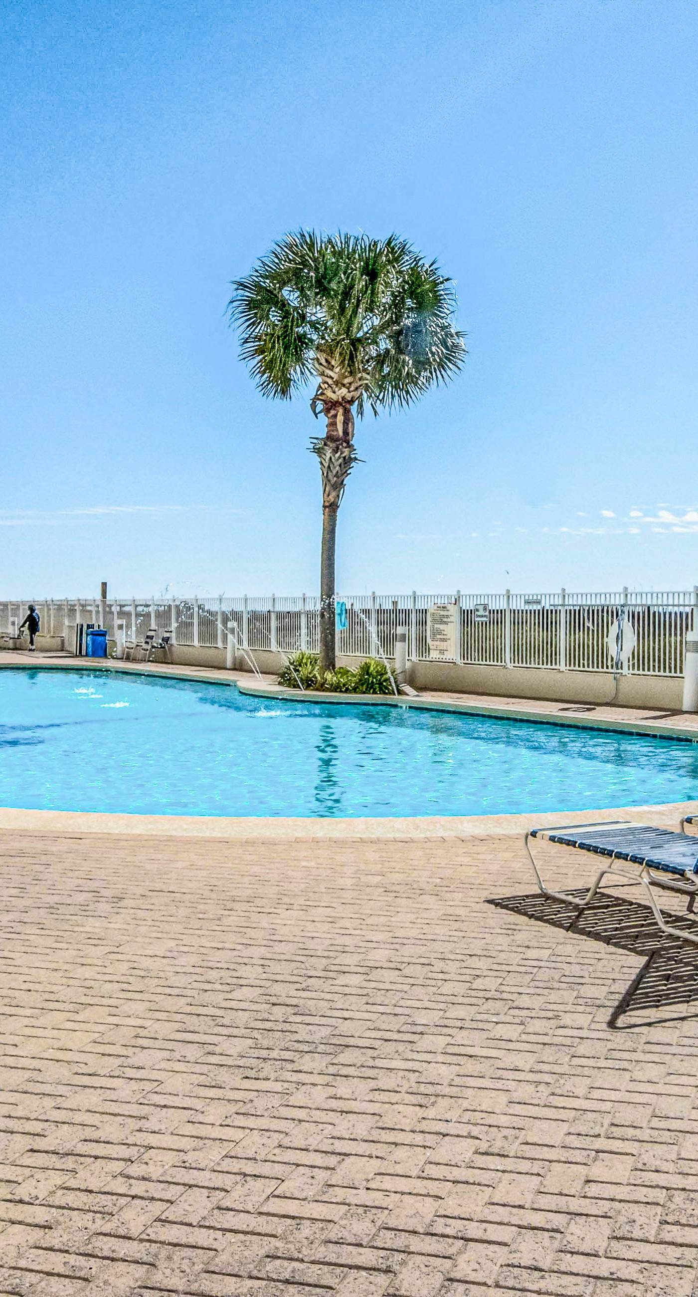 Bright beachfront condo w/ private balcony, zero-entry pool, gym, & hot tub