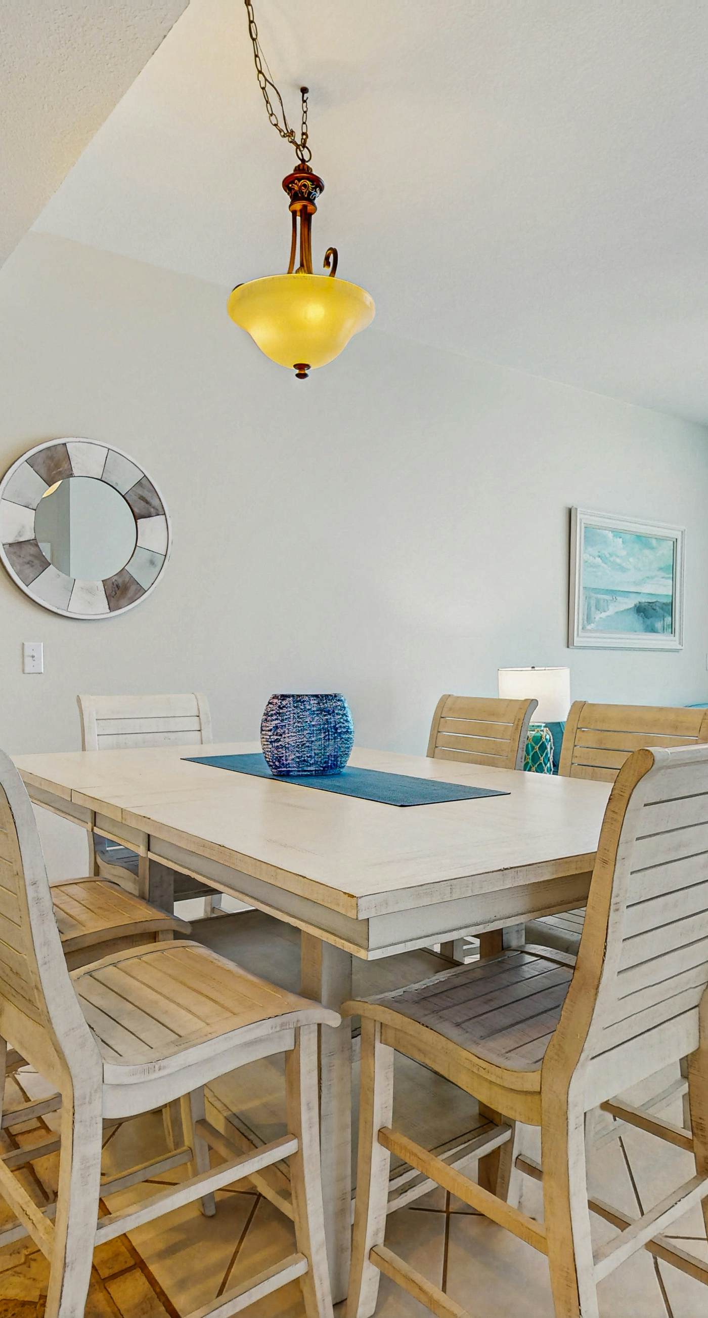 Bright beachfront condo w/ private balcony, zero-entry pool, gym, & hot tub