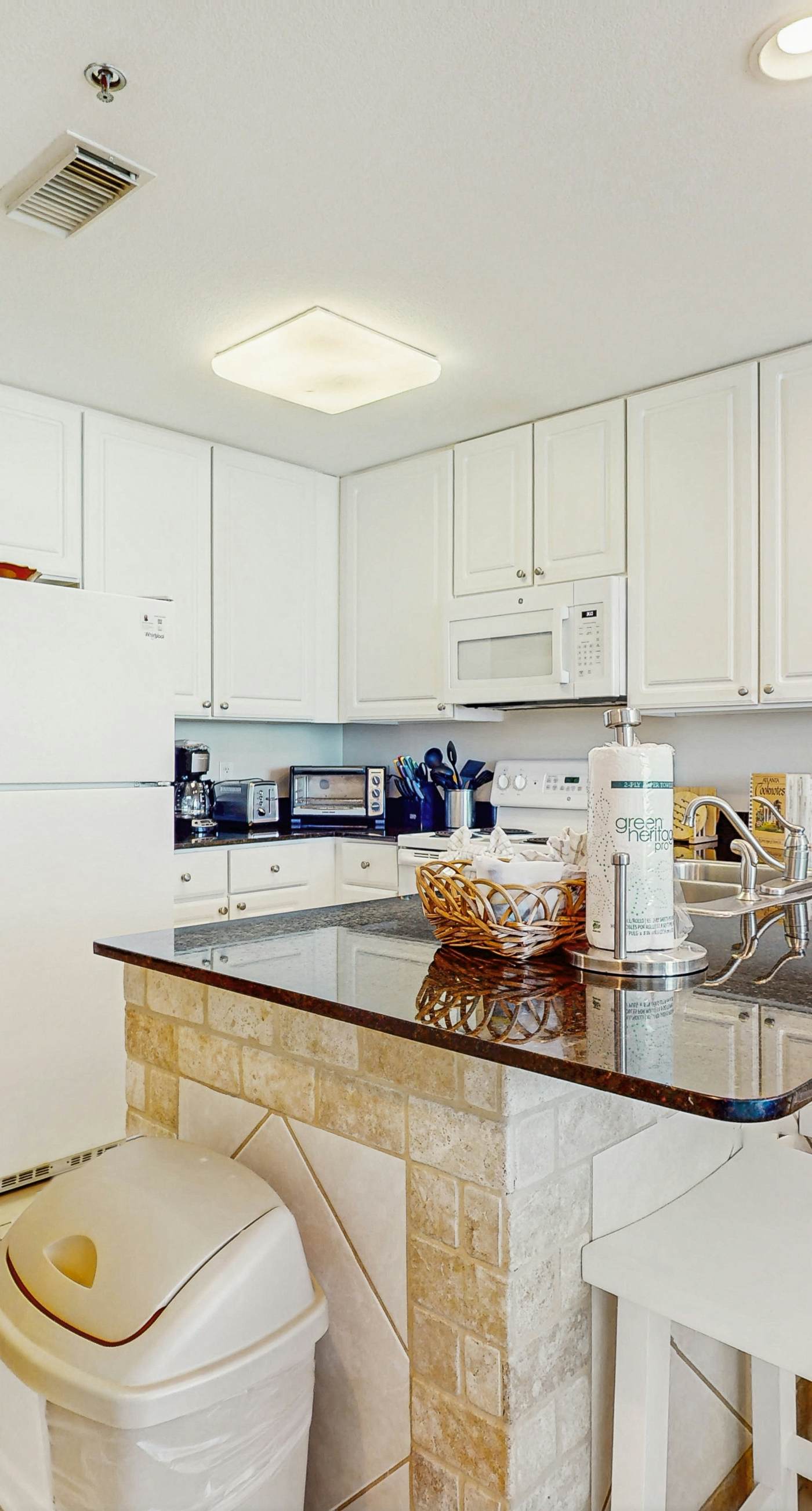 Bright beachfront condo w/ private balcony, zero-entry pool, gym, & hot tub