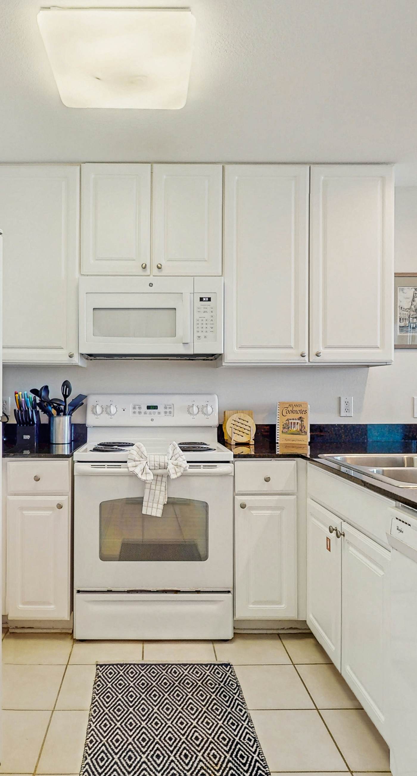 Bright beachfront condo w/ private balcony, zero-entry pool, gym, & hot tub