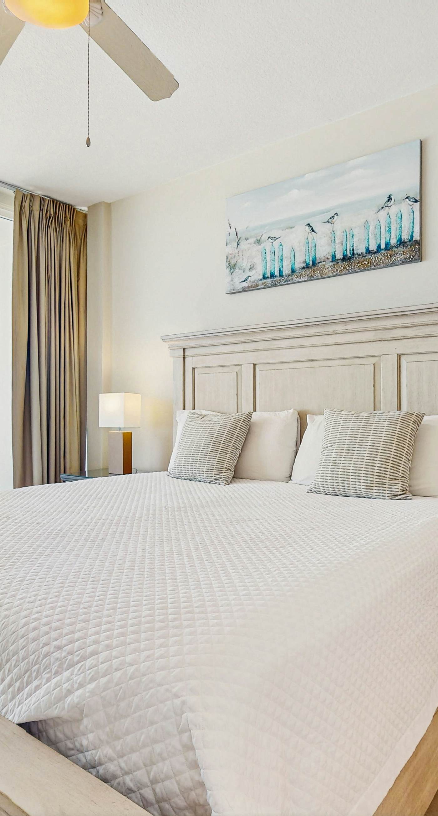 Bright beachfront condo w/ private balcony, zero-entry pool, gym, & hot tub