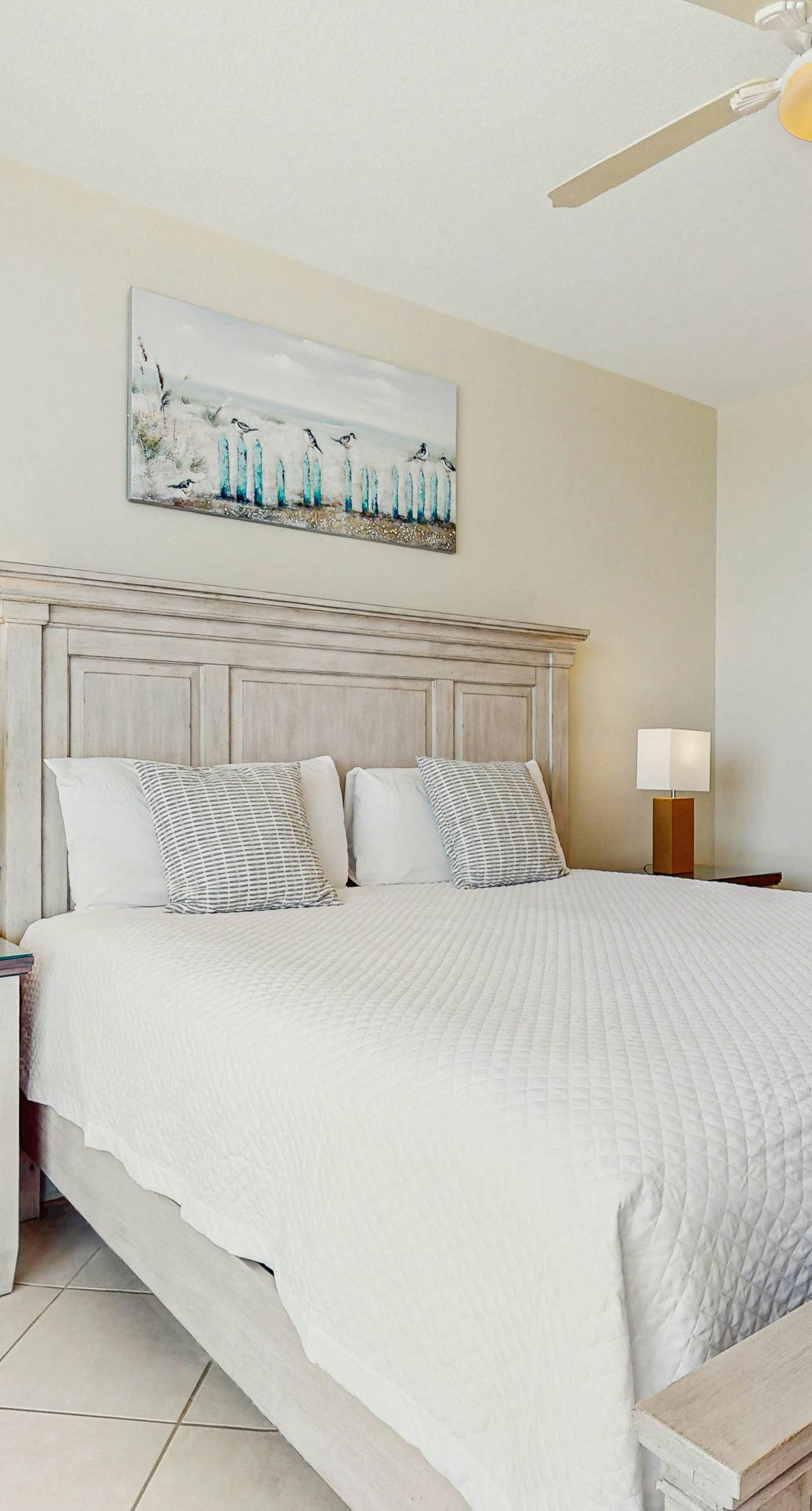 Bright beachfront condo w/ private balcony, zero-entry pool, gym, & hot tub