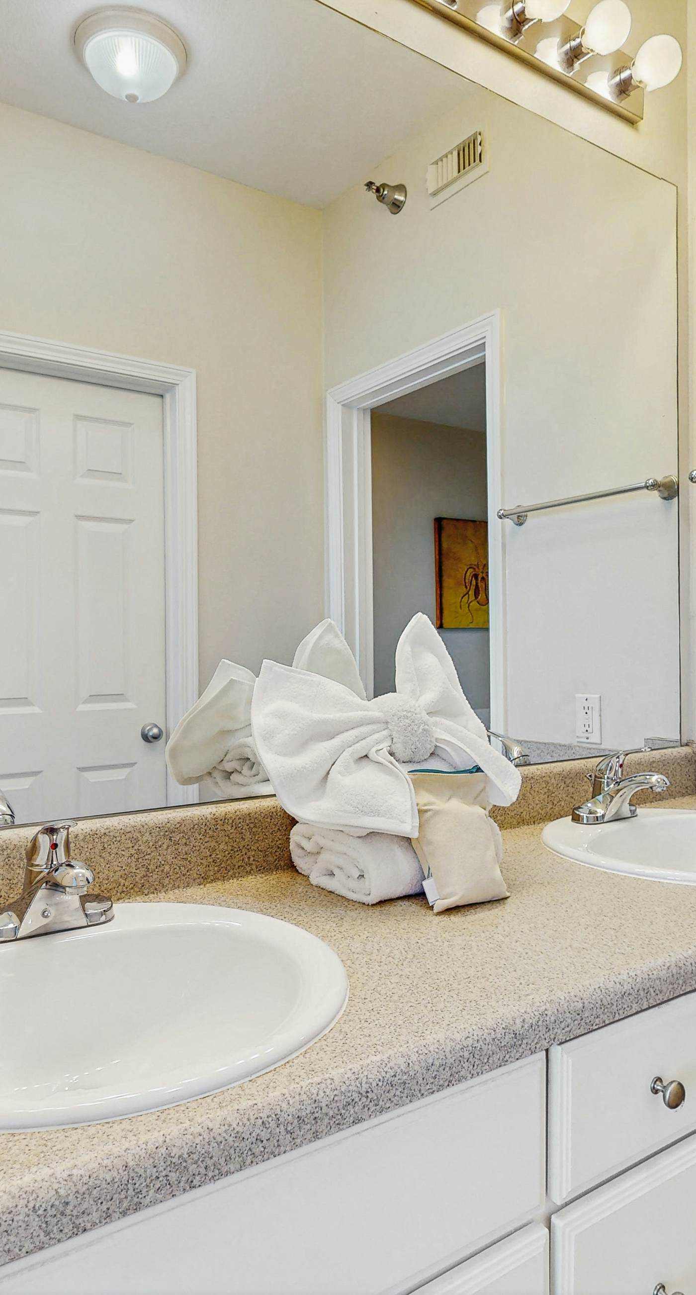 Bright beachfront condo w/ private balcony, zero-entry pool, gym, & hot tub