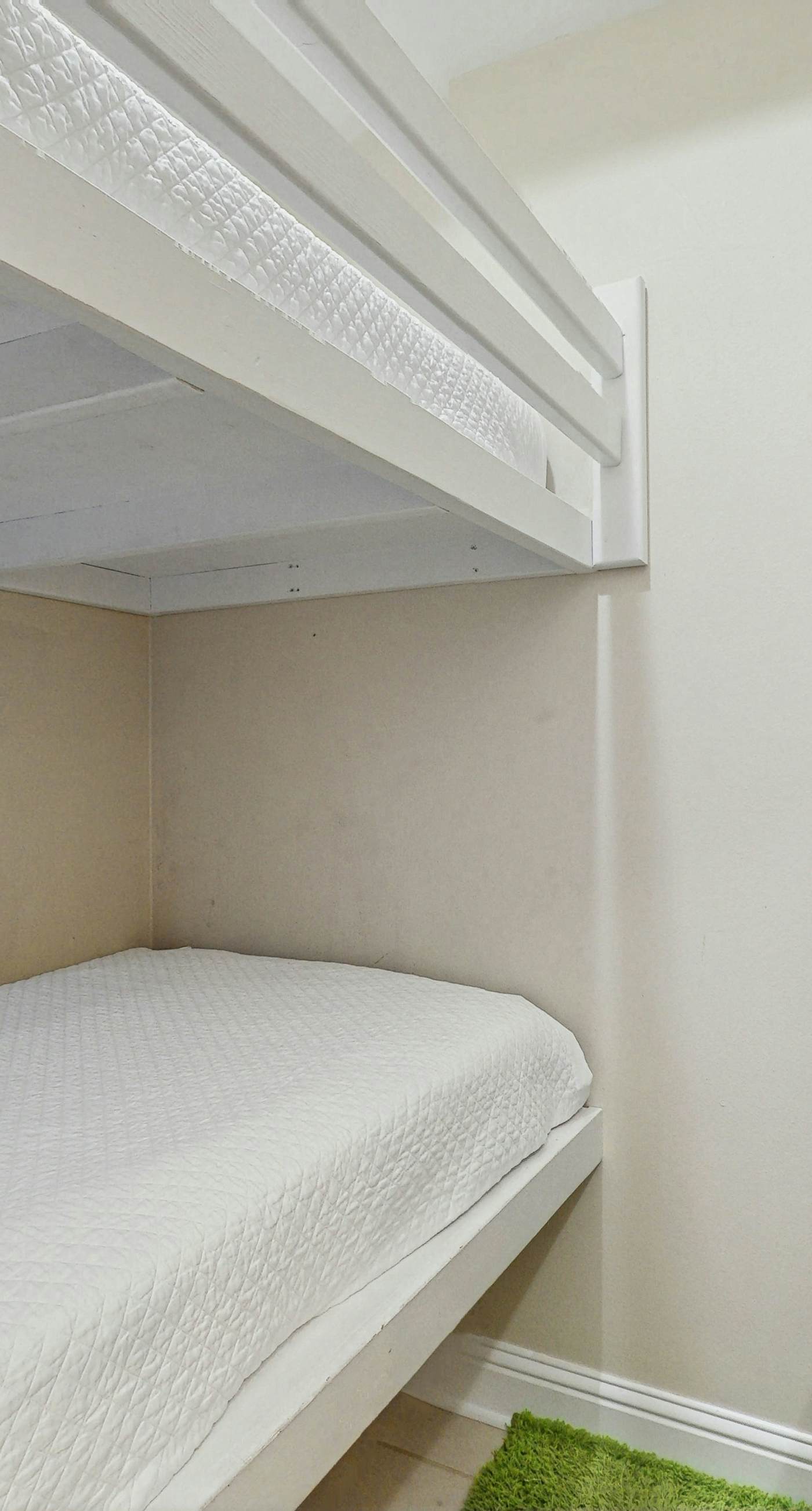 Bright beachfront condo w/ private balcony, zero-entry pool, gym, & hot tub