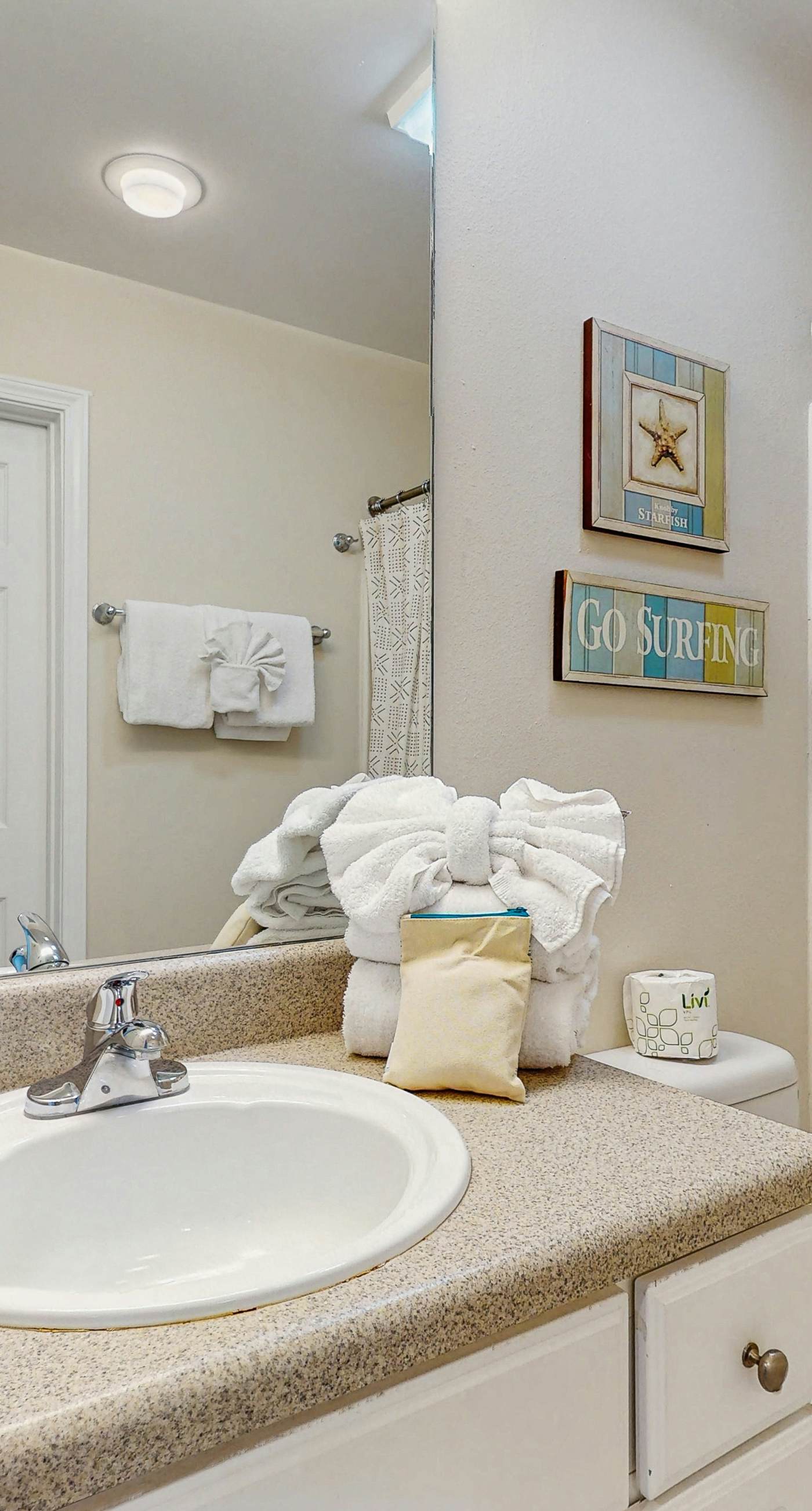 Bright beachfront condo w/ private balcony, zero-entry pool, gym, & hot tub